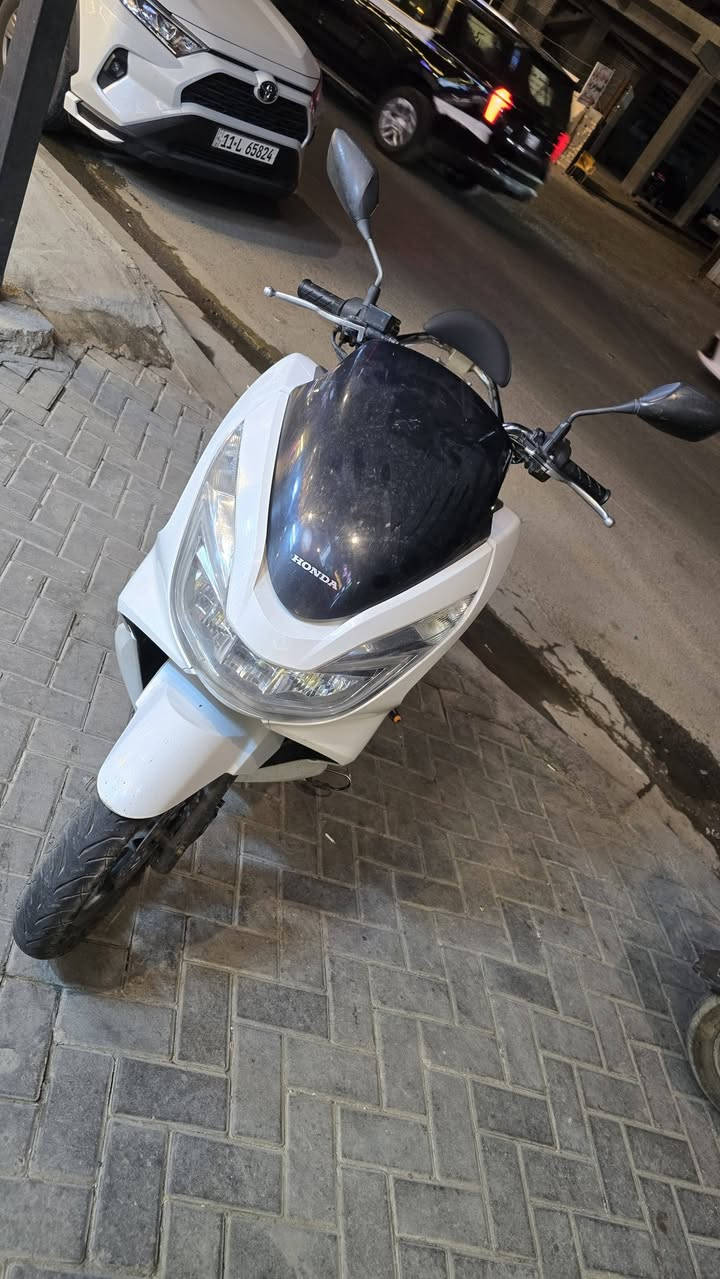 السلام عليكم دراجه جيل ثاني مكينه 150 ياباني للبيع حلوه ونضيفه شلعه معدل سعرها مليون و650 بيها مجال  
***********
