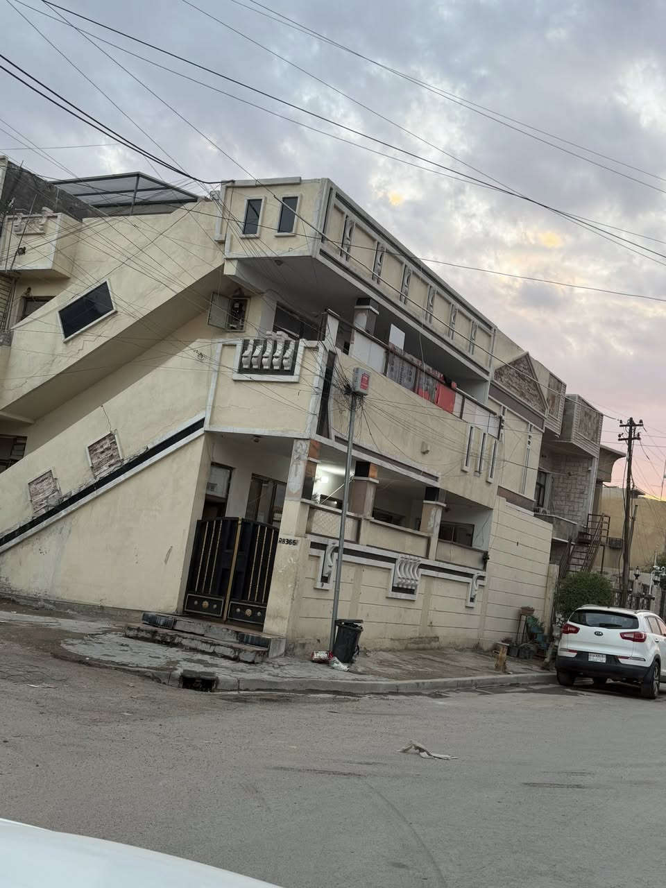 السلام عليكم يوجد دار ركن للبيت في العامريه منطقه دور اللواعيب فرع فلافل طربوش يحتوي على وحدتين سكنيه معزولتين درج خارجي وكل وحده سكنيه تحتوي على غرفتين كبيره وصاله ومطبخ وصحيات للاستفسار‭
***********
