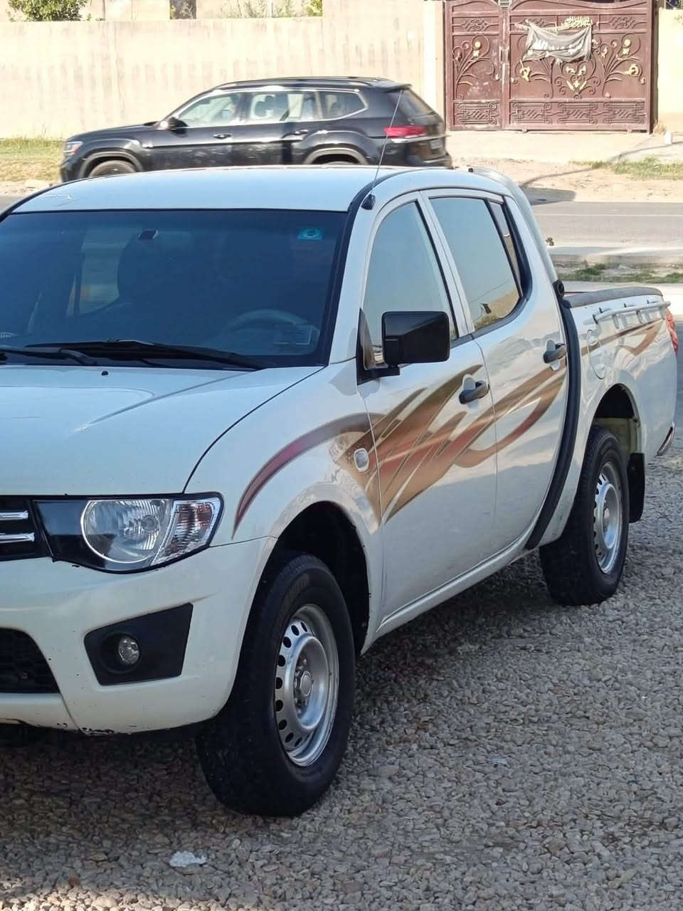 l200   2010 مكفولة من الصبغ والضربه فقط بارد بباب الصدر سيارة جديدة وجاهزه تخم تاير جديد حداديه تبريد ثلج منظومة غاز رقم قادسية الجديد بسمي  السعر 110 وبيه مجال المكان حلة حي الجزائر ‭***********‬
