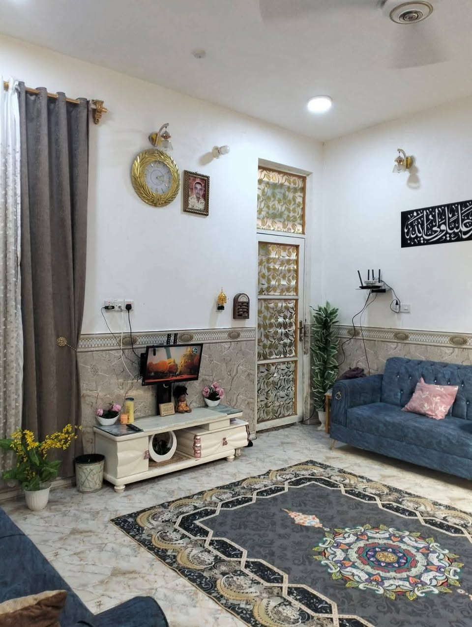 بيت بناء حديث للبيع مساحه 200 م يحتوي على غرفتين وصاله وستقبال مطبخ حمام داخلي وخارجي وكراج العنوان حي الفداء مقاطعه 24 كافه الخمات متوفره السعر 190 مطلوب اسكان 65 يوكعن من السعر مع المجال لتواصل ***********
