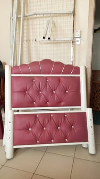 للبيع • سرير • غرفة نوم