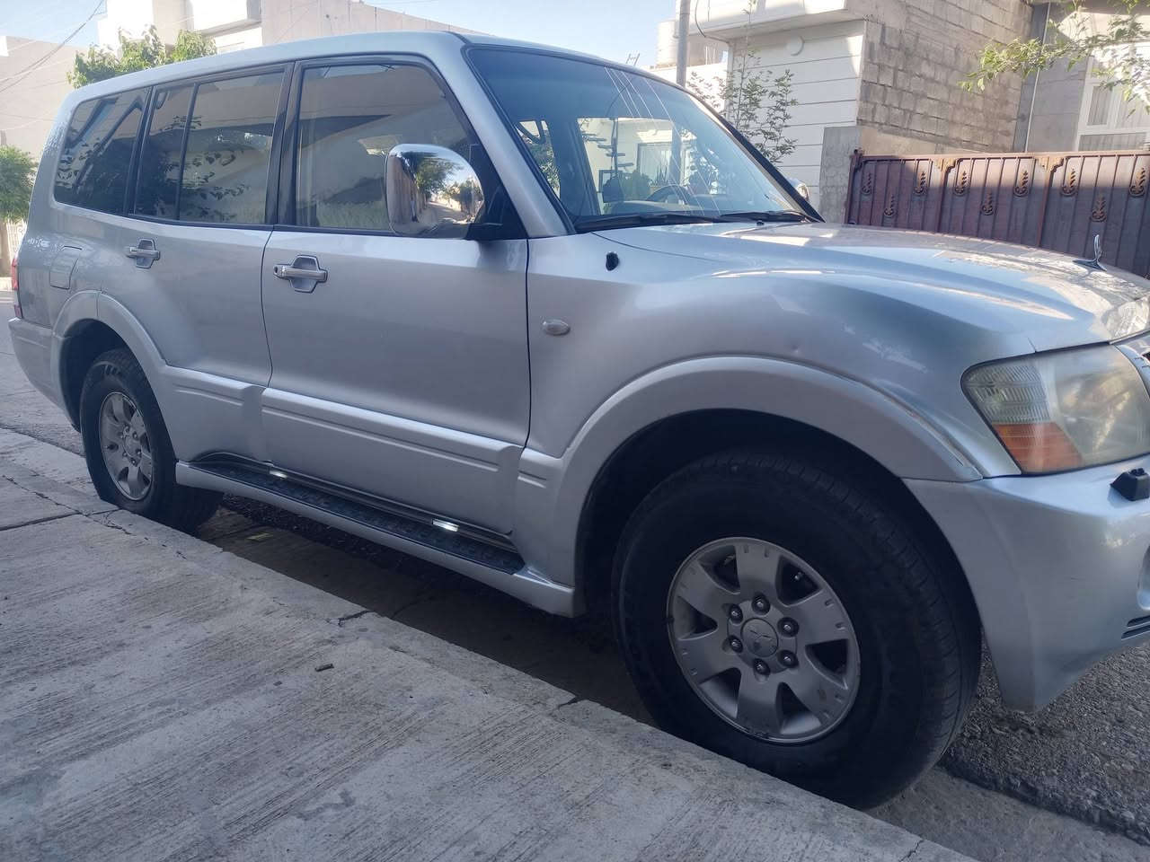 پاجیرۆ 2006   GLS 
خــلــیـجــی نـــمــونـــــەی پـــــاکی ســـفـــری شــەریـکـە
تــحـــویـل ئەســـڵی ڕەقـــەم ســـلێـمـــانی ســــەنــەوی تـــــا 2029 تـازەیـە بەنـــاوی خــۆمــانـــەوەیـــە
بــــێ بــــۆیـــاخ بـــێ شوخــــت بـــێ کــــرانـــەوە قەتـــرە کــاڵـــبونەوەی نــــیـــە تەنها یەک بــســت کـــەمتر ساردی هەیە 
فـــول مواســــەفـــات گێـــڕ ئـۆتـۆماتیک و عــادی ســێ ڕیـــزکــــوشن تــەبـــریــد مـــەرکـــەزی ABS چـوارجـام
کـــــارەبـــا ئــاوێنە کــارەبــا ئاوێنەی دەخـــەوێــت نـــــاو فـــۆرمــیــکـــا ئارێـڵ کــــارەبــا دەبـــڵ ئـــەکســــــل بەخــــی لایــــت دۆسەی بــیـــلادی گڵۆپی ســـەر دۆسە مەکینە 3000 زۆر بەهەڵــمــەت و اقتصادییە
گـــێــڕ و مــەکــیــنــەو ئەکــســل و دەبڵ ئــەکســل و تەبریدو گــەرمــی و توندوتـــۆڵــی پرسیاری نـــاوێ
چوار تـــایـــەی ئــەســـڵی لــۆکـــی بــۆ بەستراوە
 بـــە هـــــەمــوو مانـــایــەک لــەســەر دەقـــی شـــەریـــکەیـــە و بـــێ مەســـرەفـــە 
ئـــەگــەر ســەیارەکـە نــانــاســیت و مــشـتەری نیت سەری خۆت و ئێمەش مەیەشێنە هەموو شتێک نوسراوە
نرخـــی ۹۷ وەرەقە         شوێن/ هەڵەبجەی شەهید
***********
