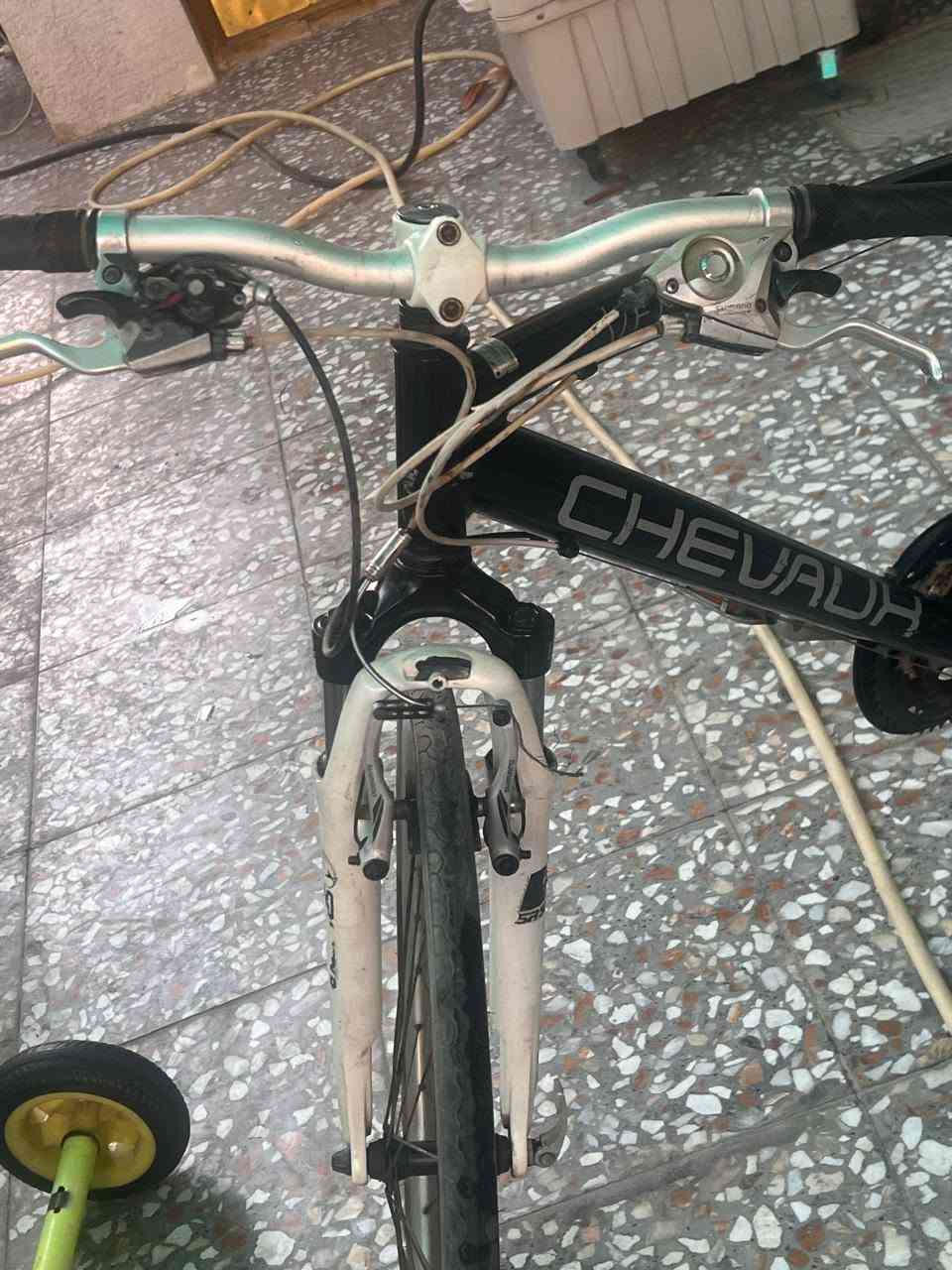 🚲✨ للبيع بايسكل شيفاكس فرنسي 🇫🇷 باله المنيوم بالكامل خفيف الوزن ✨🚲
✅ فريم ألمنيوم بالكامل.

✅ ويل أمامي وخلفي ألمنيوم.

✅ مكينة 8×3 (8 سرعة).

✅ دبلات أمامي.

✅ الغيارات والفرامل كلها شغالة 100% 💯

✅ الدراجة جاهزة للاستخدام وما تحتاج أي تصليح يتحمل أوزان عاليه 👌

📌 ملاحظات بسيطة 👍

📍 الموقع: بغداد - البياع .

💰 السعر: ١٤٥ ألف دينار (قابل للتفاوض بالمعقول).

🔥 دراجة أصلية ونظيفة، فرصة للي يريد جودة وسعر مناسب. مريح للرحلات الطويله خفيف وسريع جداً


**إذا كنت صاحب هذا الإعلان وتريد حذفه لأي سبب، رجاءا أرسل رسالة إلى الدعم الفني**