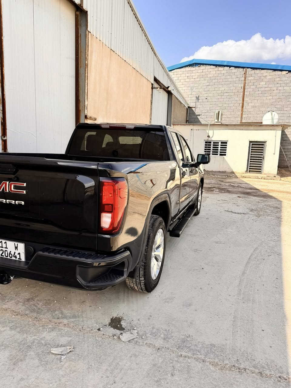 السلام عليكم 
جمسي سيرا 2021 رقم بغداد بسمي 
مواصفات عادية محرك ٨سلندر٥٣٠٠ باب قصير بدي طويل
حادثه باب وجاملغ عكس السايق وهنا صار بيها شخط على طول البدي وانصبغ وصوره قبل الصبغ والعمل موجود 
السعر ٢٧٥ورقة 
بغداد شارع فلسطين 
***********
