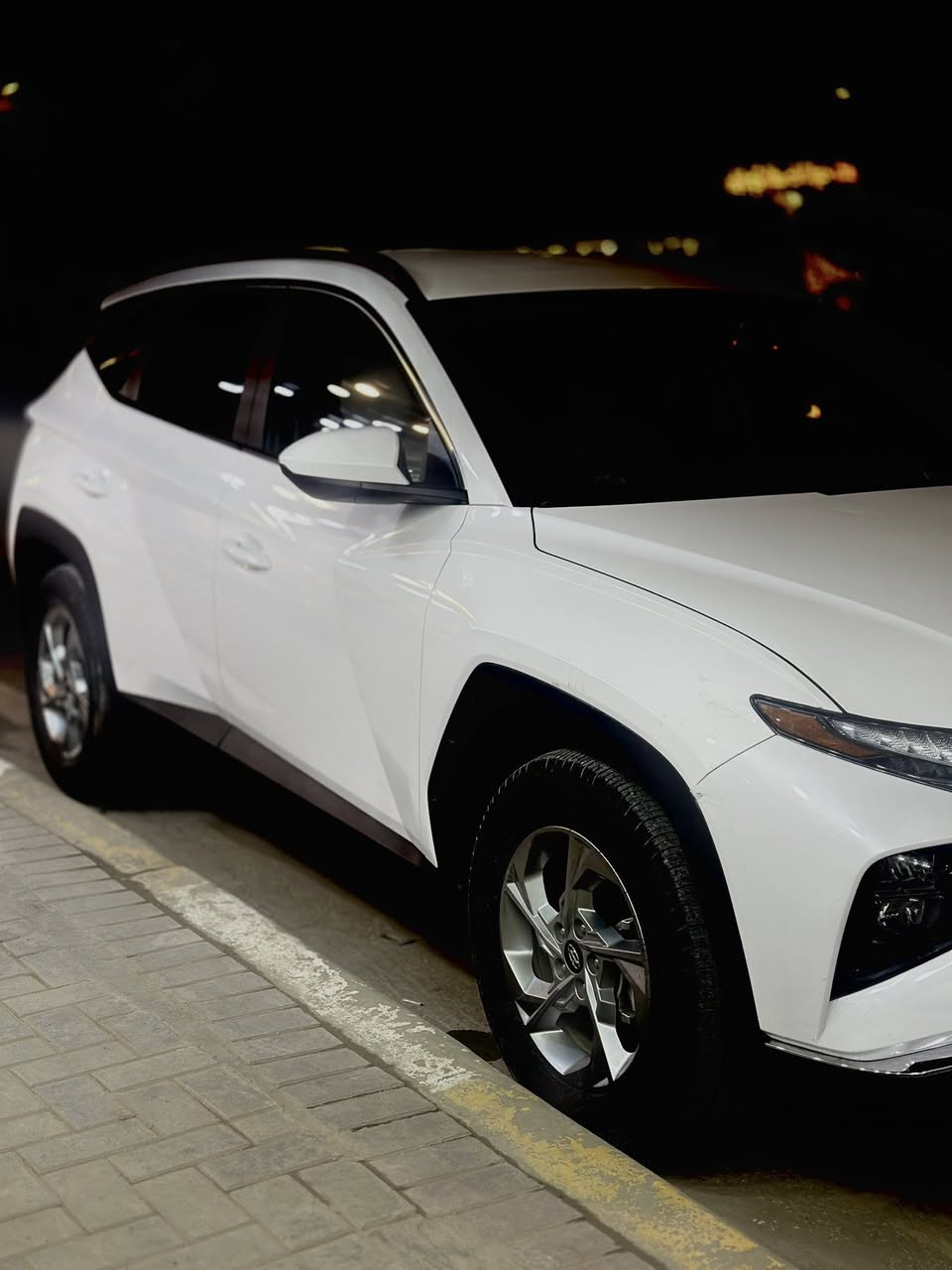 للبيع: هيونداي توسان SEL موديل 2024 (بحالة شبه الزيرو)
المعلومات الأساسية:
• الموديل: 2024.
• الممشى: 7,000 كيلومتر فقط.
• اللون الخارجي: أبيض (White).
• الداخلية: مقاعد جلد فخمة باللونين (البيجي المطعم بالأسود)، المزيج الأكثر رغبة وفخامة.
المواصفات التكنولوجية وأنظمة القيادة:
• نظام Push Button Start (بصمة تشغيل) مع خاصية Remote Start (تشغيل عن بُعد).
• Electronic Parking Brake (هند بريك كهربائي) مع خاصية Auto Hold.
• Drive Modes (مودات قيادة متعددة: Normal, Sport, Eco, Smart).
• Smart Cruise Control (رادار المسافة وتثبيت السرعة الذكي بين السيارة الأمامية والخلفية).
• Proximity Keyless Entry (دخول ذكي مع ترحيب عند الاقتراب من السيارة).
• Smart Power Tailgate (جنطة كهرباء ذكية).
• Wireless Charger (شاحن لاسلكي) مع منافذ شحن USB Type-C سريعة أمامية وخلفية.
الإضاءة والأنظمة الذكية:
• LED Daytime Running Lights (لدات أمامية مخفية بتصميم عصري).
• نظام Blind Spot Detection (رادار النقطة العمياء).
• نظام Lane Following Assist (المحافظة على المسار والقيادة شبه الذاتية).
• High Beam Assist (نظام التحكم التلقائي بالإضاءة العالية).
الحالة الميكانيكية والصيانة:
• السيارة مخدومة بتبديل دهن من الوكالة الأصلية نوع Motul (موتل)، الدهن يخدم لمسافة أكثر من 6,000 كيلومتر مع الضمان.
• السيارة مكفولة كفالة تامة من أي نقص وجاهزة للاستخدام الفوري.
تفاصيل الحادث والضرر (بكل شفافية):
• الحادث ناتج عن (سرقة وتخريب)، والسيارة مكفولة من الضربة القوية ومن الشاصي واللغود.
• جميع أغراض الشركة أصلية وراجعة مع السيارة (الراديتر، البدنة، البرانكيت، الجاملغ)، فقط تم تبديل البنيد بقطعة أصلية وبنفس لون الشركة.
• نظام الايرباك: جميع الايرباكات سليمة 100% (All Airbags Intact) عدا ايرباك الدركة (المقود) فقط.
💰 السعر المطلوب: [190 وبيها مجال ]
📍 الموقع: [بابل]
📞 للتواصل والاستفسار: [***********]
