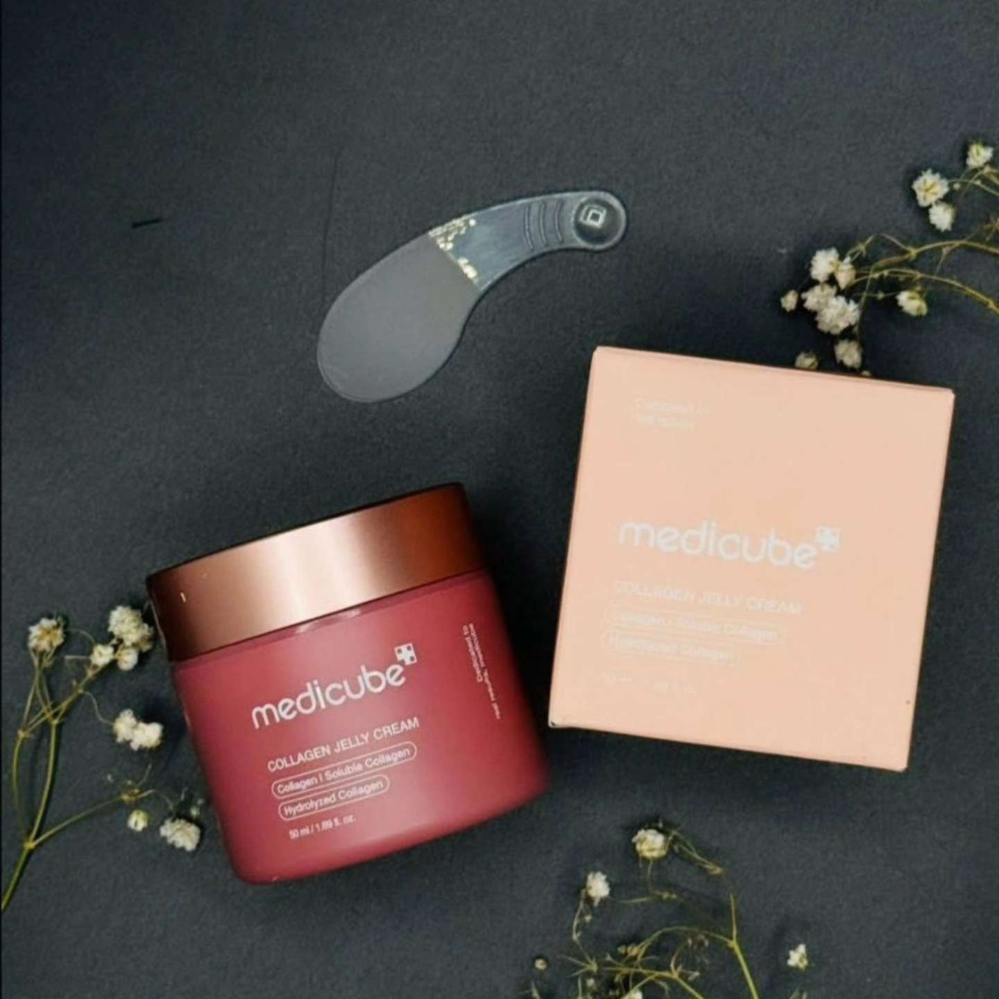 ✨ امنحي بشرتك العناية التي تستحقها مع قناع الكولاجين الليلي من Medicube! ✨

هل ترغبين ببشرة نضرة ومشرقة عند الاستيقاظ؟ 🌙
كولاجين Medicube Night Wrapping Mask هو الحل المثالي لروتينك الليلي. هذا القناع غني بالكولاجين الذي يساعد على تحسين مرونة البشرة وترطيبها بعمق طوال الليل.

💧 فوائد القناع:
 • يحتوي على الكولاجين المركز لدعم تجديد خلايا البشرة وشدها.
 • يغذي البشرة بعمق ويحافظ على ترطيبها طوال الليل.
 • يساعد في تقليل ظهور الخطوط الدقيقة والتجاعيد.
 • يعزز إشراقة البشرة ويجعلها ناعمة كالحرير.
المنشأ كوريا الأصلي 🇰🇷🇰🇷

السعر ١٣ الاف
🚘يوجد خدمة توصيل لجميع محافضات العراق 🚘


**إذا كنت صاحب هذا الإعلان وتريد حذفه لأي سبب، رجاءا أرسل رسالة إلى الدعم الفني**