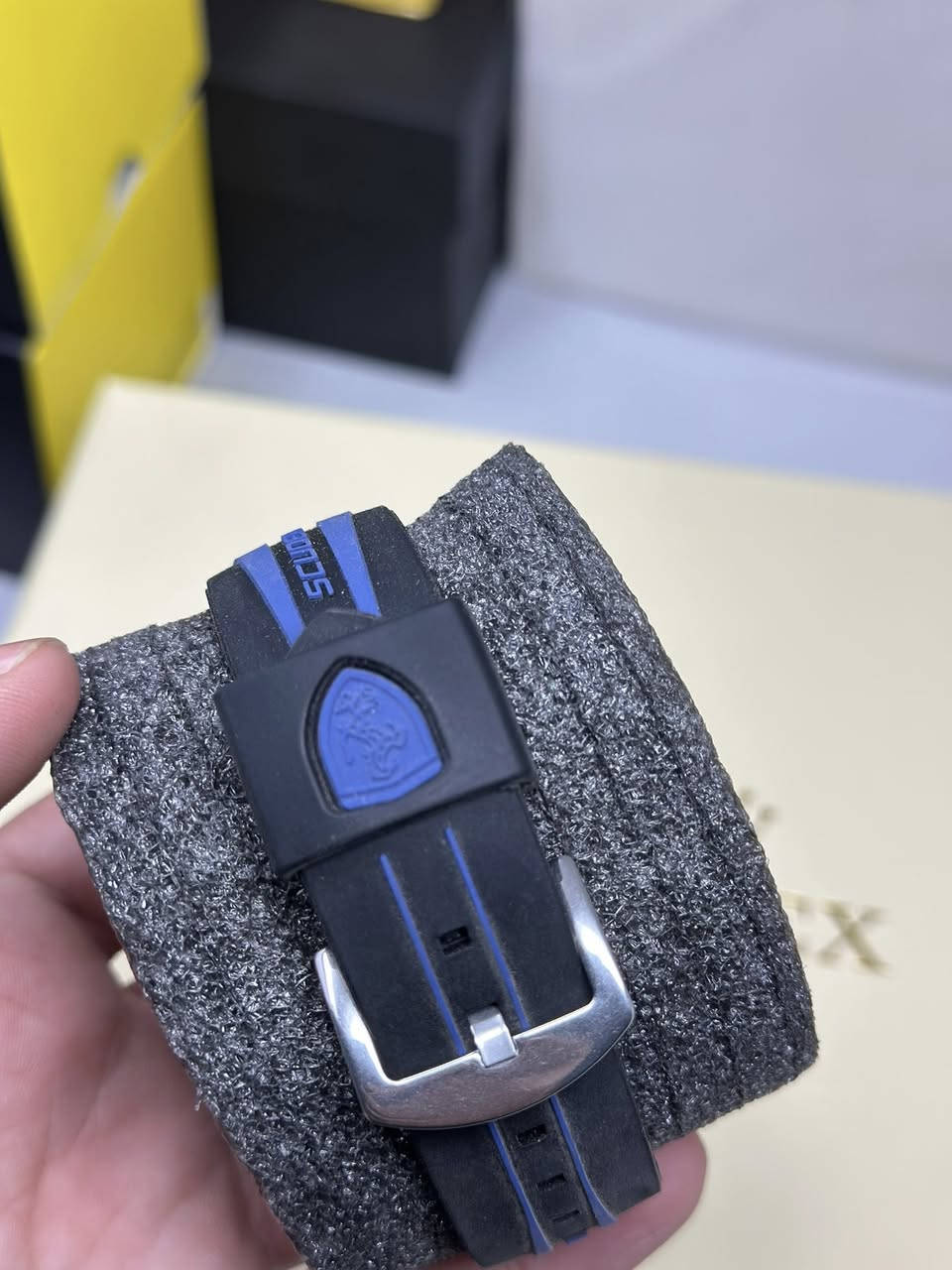 ساعه Ferrari
كوالتي عالي 
جميع السناتر شغاله نضام ستوب وتش
قطعه مختمه سير ربر اصلي 
مقاومه للماء زجاج زفير 
25 الف على اول تم


**إذا كنت صاحب هذا الإعلان وتريد حذفه لأي سبب، رجاءا أرسل رسالة إلى الدعم الفني**