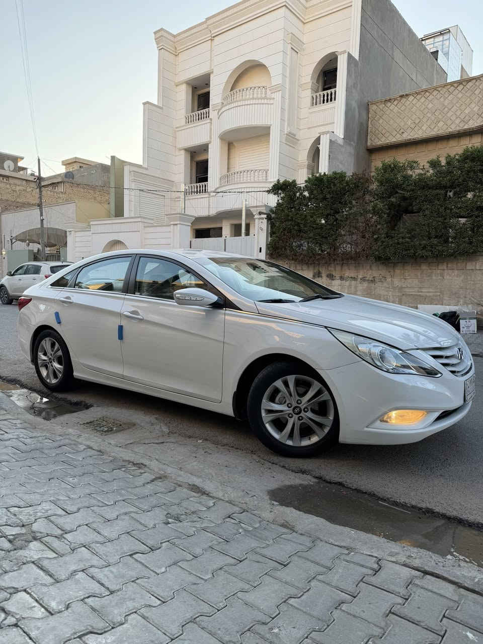 السلام عليكم رمضان كريم 
هونداي سوناتا موديل 2013 شركة العمامة الدوليه ام ضمان مكينه 2400 دوش على وضع الشركة مكفولة كفاله عامه من الضرر والتبديل برغي مامفتوح بيه على وضع الشركة بيه شبر بالداير جاملغ الخلفي صبغ فقط والباقي مكفول سيارة احلة من الصور مكينه كير صدر تبريد تدفئة تخم تاير كلة جديد بالعافية عل ياخذها سيارة جديدة صار 10 سنوات يمي سيارة مال بيت رقم بغداد ثاني يوم تحويل مكان السيارة بغداد الاعظمية سعر 139 وبيه مجال رقم موبايل *********** 
 ‭0770 308 5731‬
