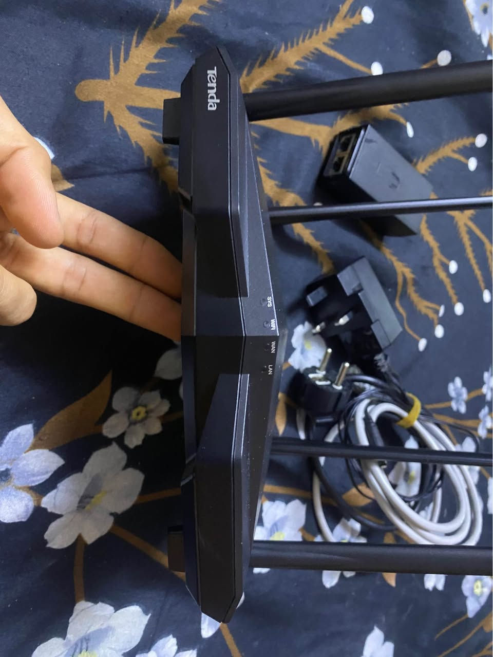 السلام عليكم خوان 

🔥 لعشاق السرعة والإنترنت القوي 🔥

📡 للبيع راوتر Tenda AC1200 Smart Dual-Band بحالة ممتازة جداً (نظيف وكأنه جديد)

✨ المواصفات:
🔹 سرعة تصل إلى 1200Mbps (300Mbps على 2.4GHz + 867Mbps على 5GHz)  
🔹 تغطية قوية لكل أرجاء المنزل بفضل الهوائيات القوية 📶  
🔹 مناسب للألعاب 🎮 والبث المباشر بدون تقطيع  
🔹 يدعم توصيل عدد كبير من الأجهزة بنفس الوقت  
🔹 تحكم ذكي عن طريق التطبيق (إدارة الشبكة بسهولة)  
🔹 خاصية الأمان وحماية الشبكة 🔐  

📦 المحتويات:
✔️ الراوتر  
✔️ الشاحن الأصلي  
✔️ محوله وكيبلات 

💡 سبب البيع: (ما احتاجه عندي علشريحه)  

💰 السعر: (60) – قابل للتفاوض للشراي 😉  

📩 للحجز أو الاستفسار راسلني خاص أو اكتب تعليق  او *********** 

يتوفر توصيل ان شاءالله 

⏳ لا تتأخر… أول واحد يحجزه ياخذه حلة, بابل
