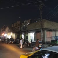 بيت ركن تجاري • ٣٠٠م • ٥ محلات ٣ شقق