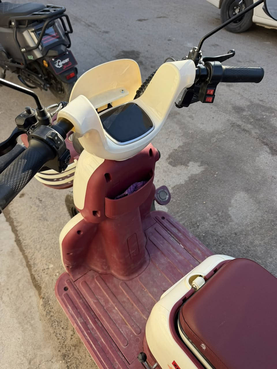 السلام عليكم دراجة قبل اسبوعين اخذتهة نظيفة حيل السعر اخذتهة بمليون هسة للبيع السعر 700 الاتصال ***********
