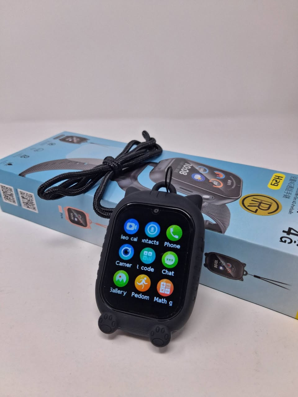 ساعة باله امازون Awei H29، وهي ساعة ذكية
يمكن اأارتداء للرجال والنساء سبورت 
ويمكن الارتداء مثل قلادة في الرقبة للأناث 📿
  تدعم شبكات الجيل الرابع 4G. تم تصميم هذه الساعة لتعزيز تواصل خلال ميزات تتبع ومكالمات متقدمة. 
أبرز المواصفات والميزات
تأتي الساعة بمجموعة من الميزات التقنية التي تجعلها "حارساً صغيراً" 
الاتصال والتواصل: تدعم تركيب شريحة اتصال SIM لإجراء المكالمات الصوتية ومكالمات الفيديو والدردشة الصوتية في أي وقت.
نظام التتبع (GPS): مزودة بنظام تحديد مواقع دقيق يجمع بين (GPS + WiFi + LBS) لمراقبة موقعك الوقت الفعلي.
ميزات السلامة: تحتوي على زر SOS للطوارئ، مما يسمح للشخص بطلب المساعدة بسرعة عند الحاجة.
التصميم والشاشة: تتميز بشاشة لمس ملونة عالية الدقة بحجم 1.83 بوصة، وهي مقاومة للماء والغبار بمعيار IP67.
البطارية والكاميرا: تحتوي على بطارية بسعة جيدة (تصل إلى 600 مللي أمبير في بعض الموديلات) وكاميرا أمامية لالتقاط الصور وإجراء مكالمات الفيديو.
ميزات إضافية: تشمل عداد خطوات (Pedometer)، ومنبه


**إذا كنت صاحب هذا الإعلان وتريد حذفه لأي سبب، رجاءا أرسل رسالة إلى الدعم الفني**