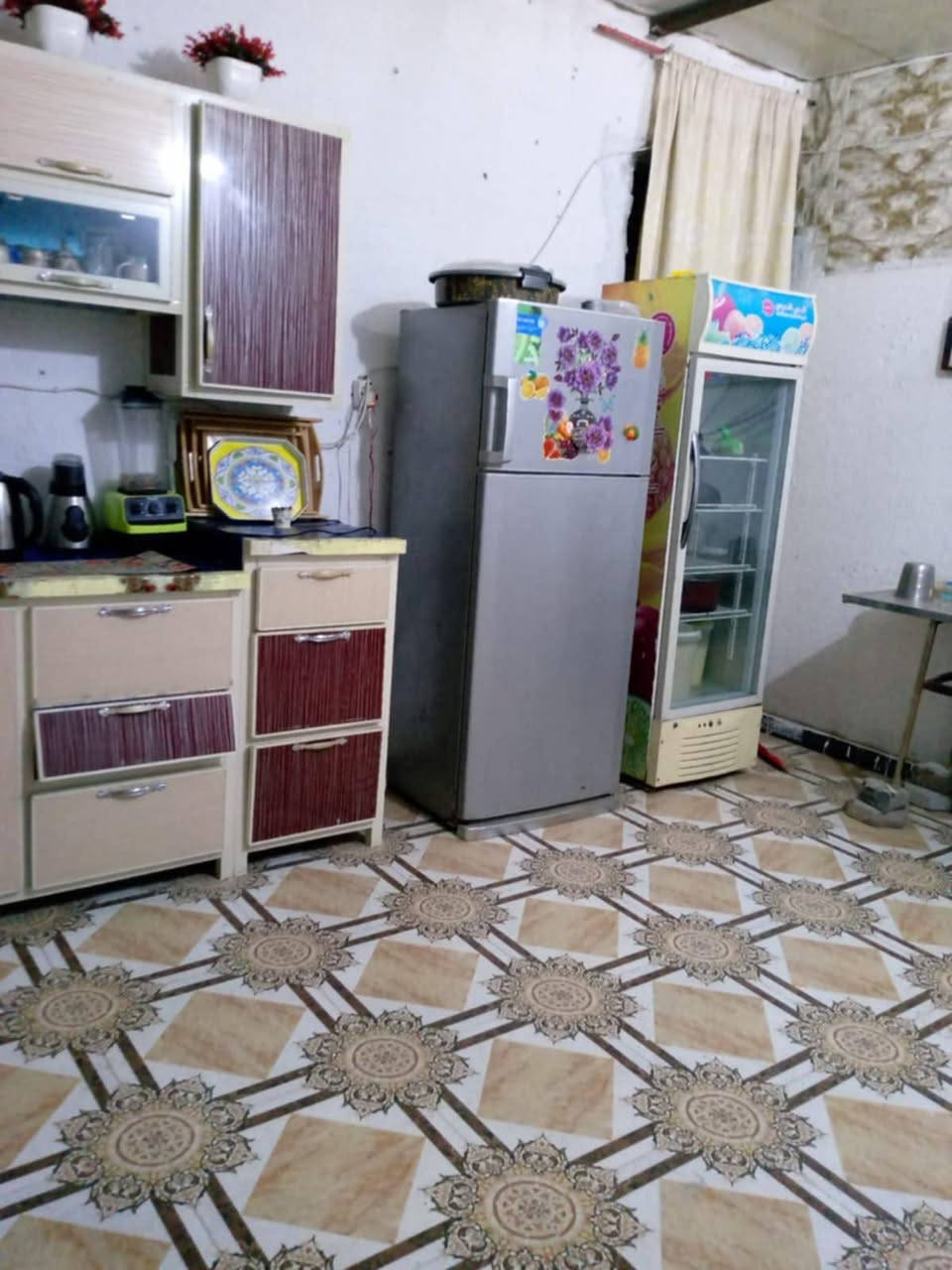 سلام عليكم ورحمه الله وبركاته شقه للبيع في البصرة الموفقيه شارع الدنك مقابيل دائرة الكهرباء الموفقيه طابو صرف بسمي مساحه 225متر 
مصفره من ظريبه والماي والكهرباء ورسوم وطرق وجسور يعني كامله مكمله 
طابق لارضي قرفه جبيره وديوانيه ومطبخ وحمام وتواليت وهول ستقبال وحديقة جبيره طابق الثاني قرفه جبيره وقرفه ثانيه وصحيات وموزع 
السعر 65 قفل 
تحويل ثاني يوم 
الشقه من ظمن شفه اربع طوابق شقتنا طابق لارضي والثاني 
*********** البصرة, العراق
