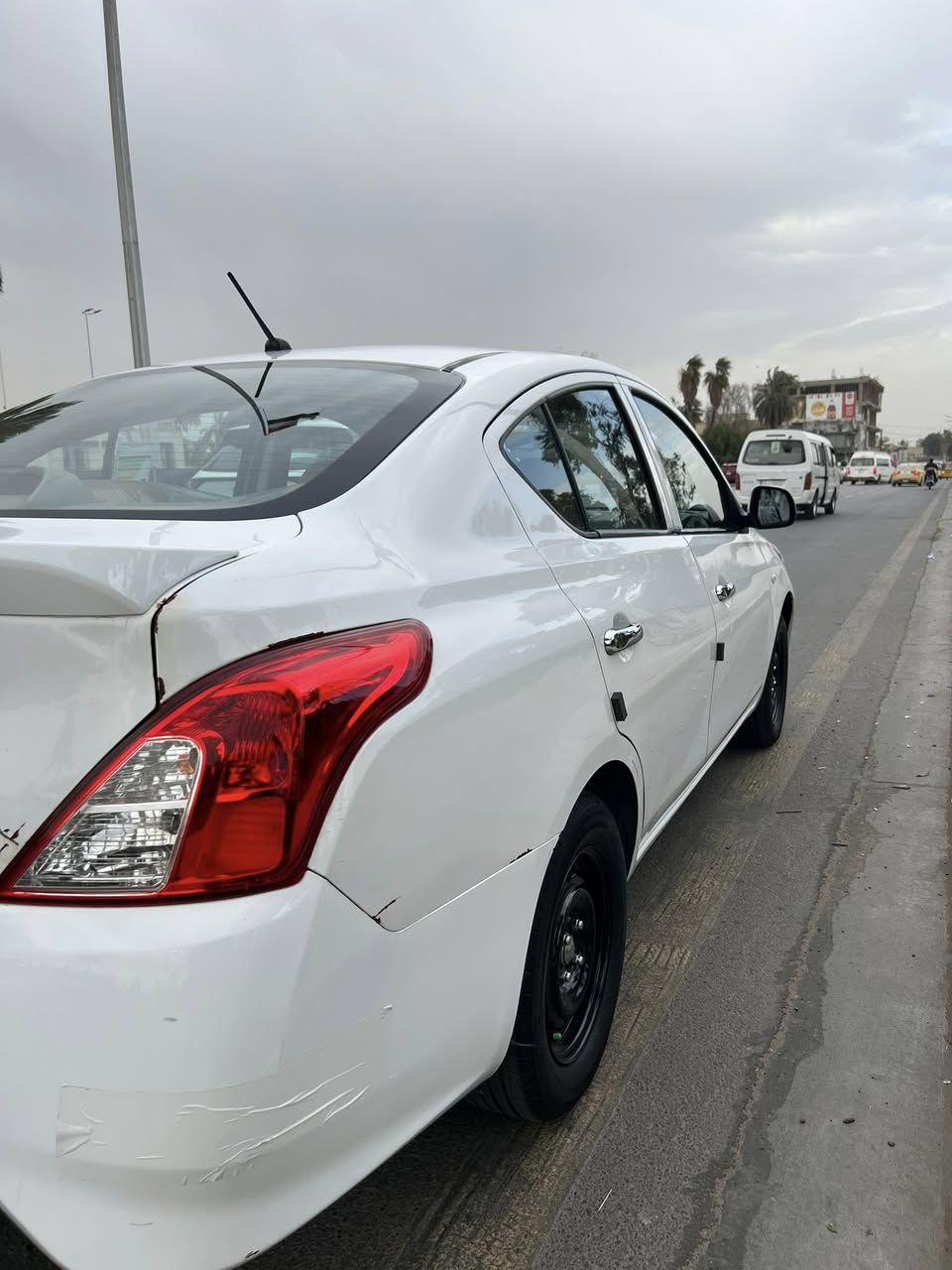 السلام عليكم للبيع سني هندي موديل ٢٢مكفوله من عده جاملغ الخلفي صبغ فقط سياره جديده ناعمه مدوشمه ارضيه كشنات صندوق تبريد ثلج تدفئه شغاله كلشي بيه شغال تخم تاير جديدمابيه اي نقص رقم بغداد تحويل مباشر السعر 105وبيه مجال قليل ***********
