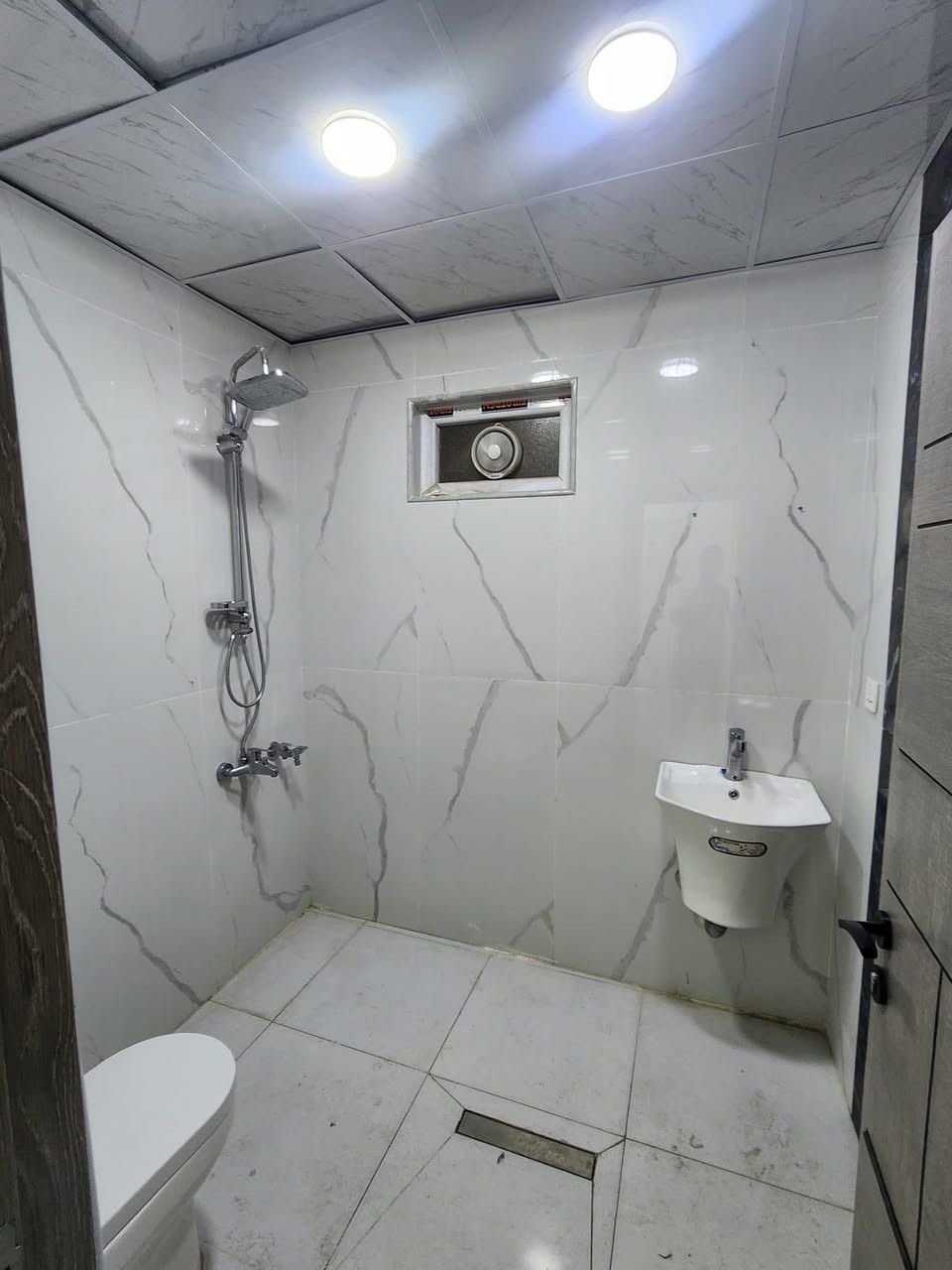 شقه بناء حديث طابق ارضي للايجار في العامرية
مساحتها 120 متر طابق ارضي غرفتين نوم وحمام ومطخ وصاله

موقعها مميز شارع العمل الشعبي بفرع مرطبات الفقمة

سعر الايجار 850 الف

للاتصال ***********
