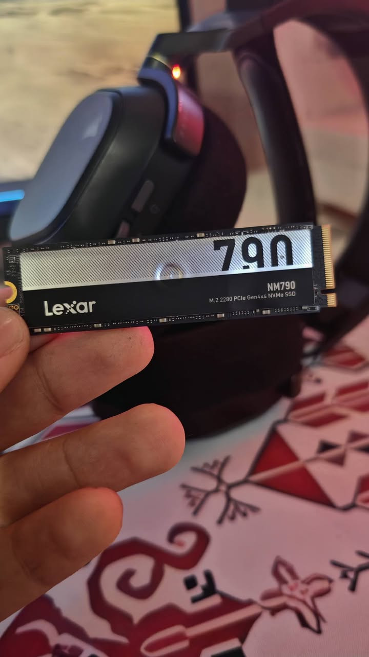 السلام عليكم
 هارد ليكسر 4 تيرة
 جيل رابع 
سرعة 7900 تقريبا 
استخدام شهر واحد فقط 
اصلي وبيه ضمان 
سعر 500 الف وبيه مجال 
توصيل حصرا بغداد متوفر لو تجي انت تستلمه 
تواصل ***********
