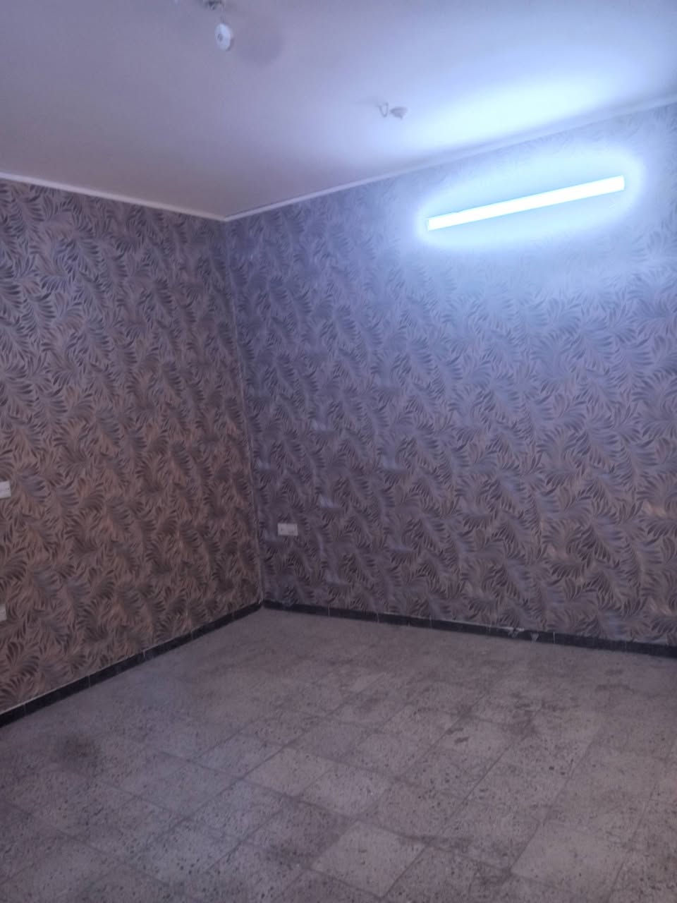 للبيع دار بناء 2015 موقع مميز جدا قريب الشارع العام البلديات حي التجار 72م  واجهة 5 النزال 14.5طابقين محتويات الدار الطابق الأرضي مكون من صالة كبيرة مطبخ منور ومخزن مع الخدمات الطابق الثاني منام 2 مع الخدمات علمآ بأن البيت فارغ  يصلح للاستثمار                                                            ⬇️⬇️⬇️⬇️⬇️⬇️⬇️⬇️⬇️⬇️⬇️⬇️⬇️⬇️⬇️⬇️     لمعرفة السعر اكتب رقم 1 بتعليقات يصلك برسالة لعرض وبيع وترويج وتعقيب عقاراتكم يرجى المراسلة ع صفحة المكتب أو مراسله واتساب ع أرقام المكتب *********** ابو عبدالله 📞***********ابوسلام  عنوان المكتب البلديات شارع المصرف مجاور صيدلية نبع العسل ونكون في خدمتكم والتوفيق للجميع أن شاء الله
