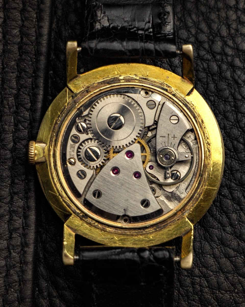 من حقبة الخمسينات من القرن العشرين أنتجت العلامه التجاريه الشهيره آڤيا أحد اجمل اصداراتها الكلاسيكية بتعقيده التاريخ
مع عباره مكتوبه على ظهر الساعه مهداة العائله بمناسبة عيد زواجهم 21
نوعا ما تعطي طابعا تاريخيا مميزا 

🕟 ماكنه سويسريه اصليه تعمل بنظام اللف ( ميكانيك مانول) وتأتي ب 15 جوهره
🕟 تشطيب بسيط على التروس يعطي جماليه المعدن المستخدم في
 ذلك الزمن 
🕟 كيس الساعه مغلف ذهب 10k مختوم على أحد الجوانب

🕟 ميناء جميل جدا مع أثر قدم يعطي طابعا مميز لمظهر الساعه 

🕟 عقارب على شكل ( ستك ) مطليه ذهب 

🕟 نافذه لعرض التأريخ مع وقت دقيق ومضبوط

🕟 سير جلد طبيعي براند كوجي اصلي  مستبدل 

🕟 قطر الساعه 35mm مع التاج 36mm والساعه شبه قشطه

🕟 خدمه توصيل متوفره لجميع محافظات العراق 
#اكسبلور
#ساعات_رجاليه #vintagewatch #سيكو #rolex


**إذا كنت صاحب هذا الإعلان وتريد حذفه لأي سبب، رجاءا أرسل رسالة إلى الدعم الفني**