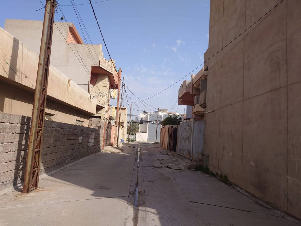 ⚜️عروض ( العصر الذهبي لتجارة العقارات والمقاولات )⚜️
____________________________________________________
🏠♦️ دار للبيع في حي الاعلام  ركن بناء 2012 مكون من اربع شقق على مساحة 150 متر كل شقة 75 متر وكل شقة 2 غرفة نوم وصالة ومطبخ وصحيات دار خلفي مساحة 150 متر واجهة 7 ونص طابقين  الطابق 1 (2غرفة نوم وهول واستقبال ومطبخ وصحيات)  طابق 2 (3 غرفة نوم وهول وصحيات ) للاستثمار 
___________________________________________________

📌التفاصيل

♦️مساحة (300 متر)

♦️واجهة ( 15 متر)
___________________________________________________
للاستفسار / مراجعة مكتب العصر الذهبي لتجارة العقارات والمقاولات أو الاتصال على الارقام التالية ⬇️

📱***********

📱***********

📱***********
____________________________________________________
🛑علما أن مكتبنا يحتوي على (👷مهندس استشاري للبناء والمقاولات/⚖️محامي مختص في ترويج وتعقيب المعاملات) لاتمام اعمالكم علي يد المختصين بها . 
____________________________________________________
⚜️موقع المكتب حي النور قرب اسواق عبد الحكيم.
