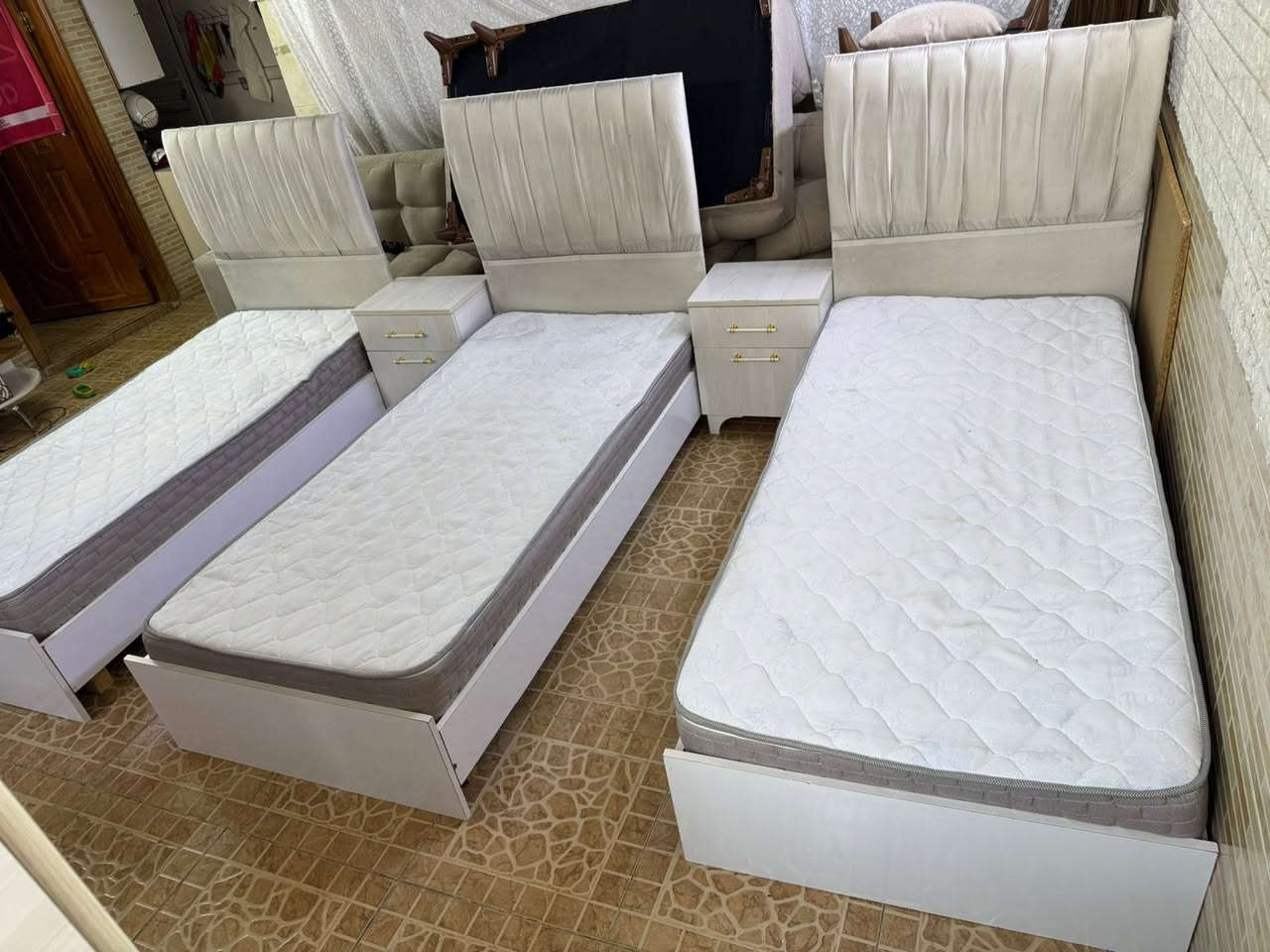 غرفه نوم شبابي 8 قطع 2 كنتور +3 سرير +2 كومدي + ميز مرايه مع دواشك
السعر 430 الف

عنوان أربيل بختياري 

***********  /***********/***********
