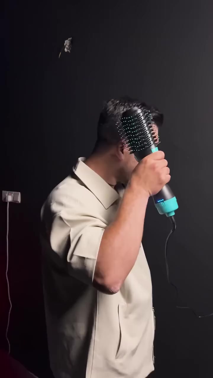 مجفف ومصفف شعر 

التواصل واتساب ‏‪0776 605 0614‬‏ ❤️

بخطوة واحدة يمنحك إطلالة ناعمة وخالية من النفشة في نصف الوقت المعتاد

تجفيف الشعر بسرعة مع تقليل التلف.
 
فرد الشعر وتنعيمه بسهولة.
 
 تقليل الهيشان والكهرباء الساكنة بفضل تقنية الأيونات السالبة
 
منح الشعر لمعانًا طبيعيًا ومظهرًا حريريًا.
 
 تدليك لطيف لفروة الرأس بفضل رؤوس الفرشاة المرنة
المواصفات
 
 تصميم خفيف الوزن لسهولة الاستخدام.
 
 فرشاة هواء ساخن برؤوس مرنة مقاومة للتشابك.
 
 تقنية السيراميك لتوزيع متساوٍ للحرارة.
 
 قوة أيونات سالبة لتقليل التجعد وجعل الشعر أكثر إشراقًا.
 
 نتائج سريعة: تجفيف وتصفيف في نصف الوقت.
