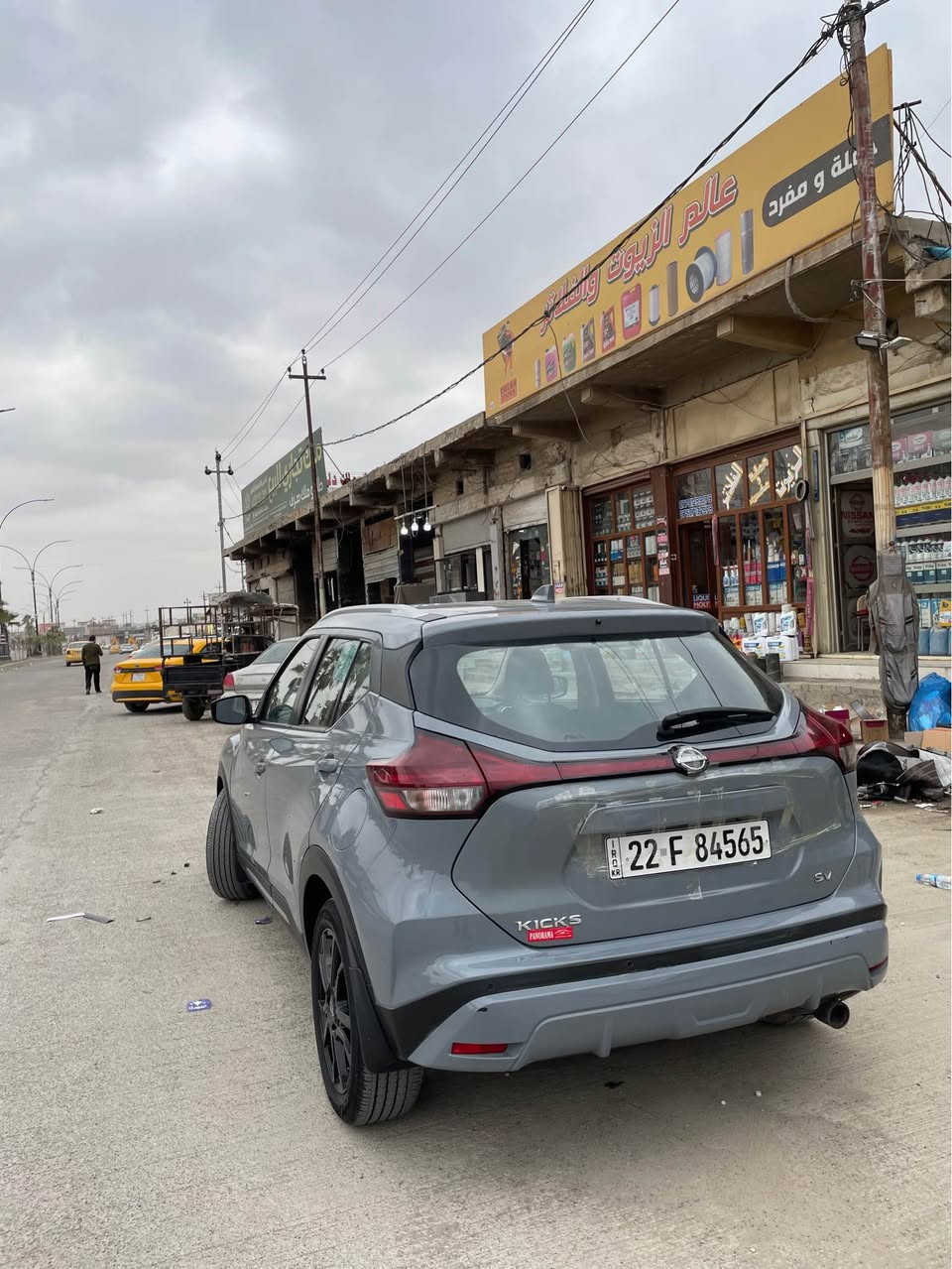 نيسان كيكس ٢٠٢٣ رەنگی چیمەنتۆیی 
سەنەوی ٢٠٢٨ بەسەر دەچیت 
دوپارچە  سبوغ سندوق و بۆنیت  
تاخم پێش و پشتی تازەیە 
کۆبۆنی بەنزینی هەیە مواسەفات Sv
ئێرباگ شان وسوکان تەقیوە 
٤٧ هەزار مایل رۆشتوە
نرخەکەشی ١٣٧ وەرەقە مەجالیکی کەمی تیایە 
ژمارەی موبایل *********** 
شوێن کرکوک Singapore
