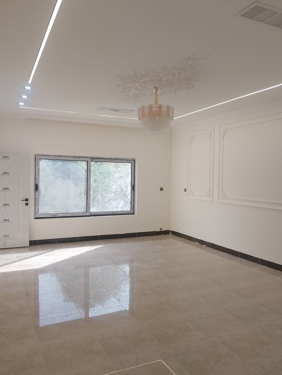 دارللبيع مساحة/260/متر واجه10 طابق واحد 
العنوان:قادسية الثانية قرب مجمع المدارس مربع الذهبي خلف تجاري 
نوع العقار:طابو ملك صرف 
مواصفات:فول كاشي وسقف مغربي نظام دكت 
محتويات الدار:كراج،حديقة،مطبخ حاربارد،استقبال،وهول،وصحيات،وغرفتين نوم نظام سويت،درج داخلي
موقع مميز وشارع عريض تبليط ومجاري وماءحلوو 
للاستفسار مراجعة مكتب النورين للعقارات والمقاولات أو الاتصال على الارقام التاليه:***********واتسأب
