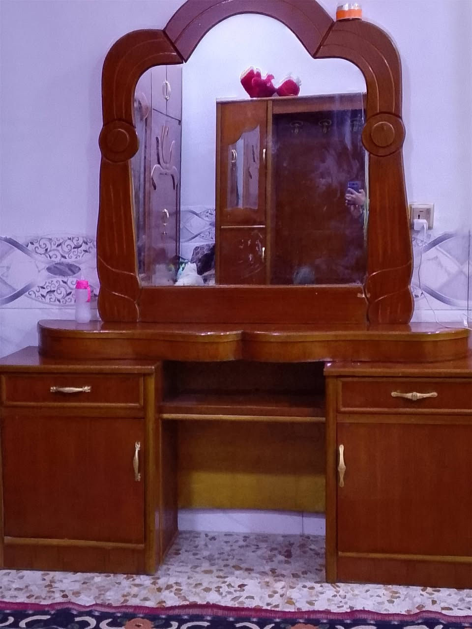 غرفه للبيع سعر 600 وبيها مجال عنوان حله ***********
