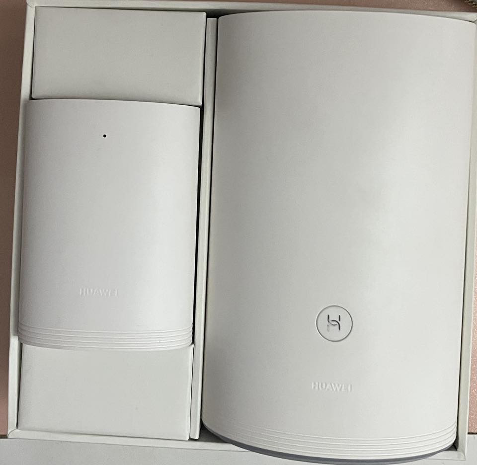 راوتر من هواوي Q2pro

مواصفاته

:

* نظام Mesh Wi-Fi للبيت
* Plug & Play يعني يشتغل بسرعة بدون إعدادات معقدة
* PLC Turbo
    ينقل النت عبر أسلاك الكهرباء داخل البيت حتى التغطية تصير أقوى
* السرعة:
    * AC1200 تقريباً
    * 300Mbps على 2.4GHz
    * 867Mbps على 5GHz
* التغطية:
    * مناسب للبيوت الكبيرة والطابقين
    * يقلل التقطيع بالمناطق البعيدة
* عدد الأجهزة:
    * يشغل أجهزة كثيرة بنفس الوقت بدون ضعف كبير
* المنافذ:
    * منفذ LAN/WAN جيجابت
* يدعم:
    * التحكم بالأطفال
    * شبكة ضيوف
    * إدارة من تطبيق Huawei AI Life

وبصراحة هذا الراوتر جيد جداً إذا:

* بيتكم بيه غرف بعيدة
* أو عندك ضعف إشارة بالطابق الثاني
* أو تريد نت ثابت للبلايستيشن واليوتيوب

لكن إذا عندك اشتراك إنترنت سريع جداً فوق 300–500 ميگ، فموديلات AX الحديثة تكون أقوى شوي

رقمي بي واتس اب***********
والخاص مفتوح 
كلش نظيف وضمان لمده سنه اي شي يصير بي ضمانه موجود السعر 140 الف بي مجال لليشتري 
عنواني بابل حله
