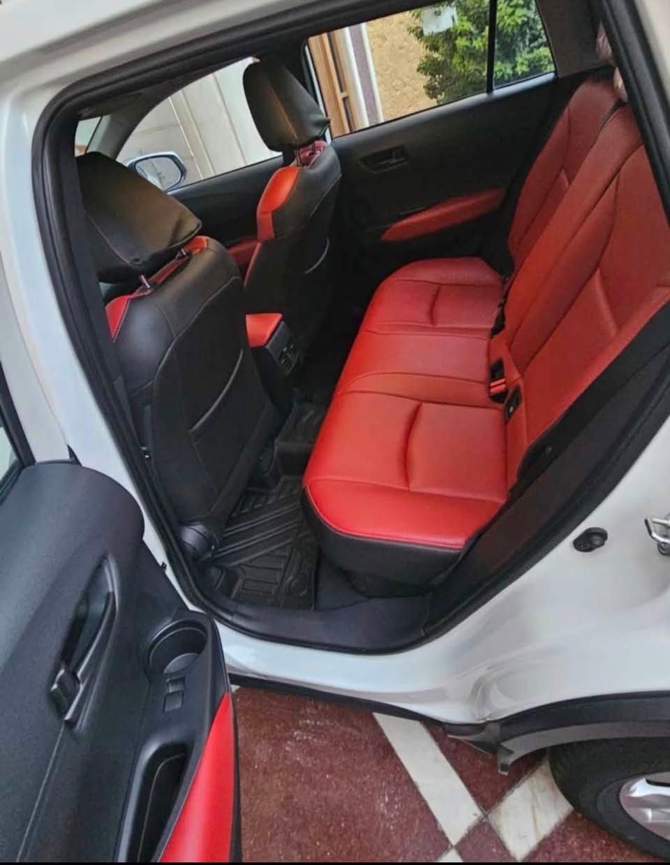 للبيع | Toyota Corolla Cross Hybrid 2024 – وارد الصين (أعلى فئة)
كورلا كروس هايبرد للبيع 
🚗 المواصفات:

 ● محرك هايبرد اقتصادي جدًا في استهلاك الوقود.
 ● تشغيل بصمة مع مفتاح ذكي (Smart Key).
 ● تشغيل زر (Push Start).
 ● فتحة سقف كهربائية.
 ● مقاعد جلد أصلية.
 ● مقعد السائق كهربائي.
 ● باب صندوق كهربائي.
 ● شاشة عدادات رقمية قياس 12.3 إنج.
 ● شاشة وسطية تعمل باللمس.
 ● كاميرا خلفية.
 ● حساسات أمامية وخلفية.
 ● رادار أمامي.
 ● مثبت سرعة راداري (Adaptive Cruise Control).
 ● نظام الحفاظ على المسار (Lane Keep Assist).
 ● نظام التحذير قبل الاصطدام مع الكبح التلقائي.
 ● إنارة LED أمامية وخلفية.
 ● مانع انزلاق وثبات إلكتروني.
✅ السيارة بحالة ممتازة ماشيه 30 الف وقابل للزياده
✅ تبديل دهن لوكومولي وكالة الشركة 
�📞 للاستفسار والمزيد من التفاصيل يرجى التواصل على الواتساب أو الاتصال. ***********
