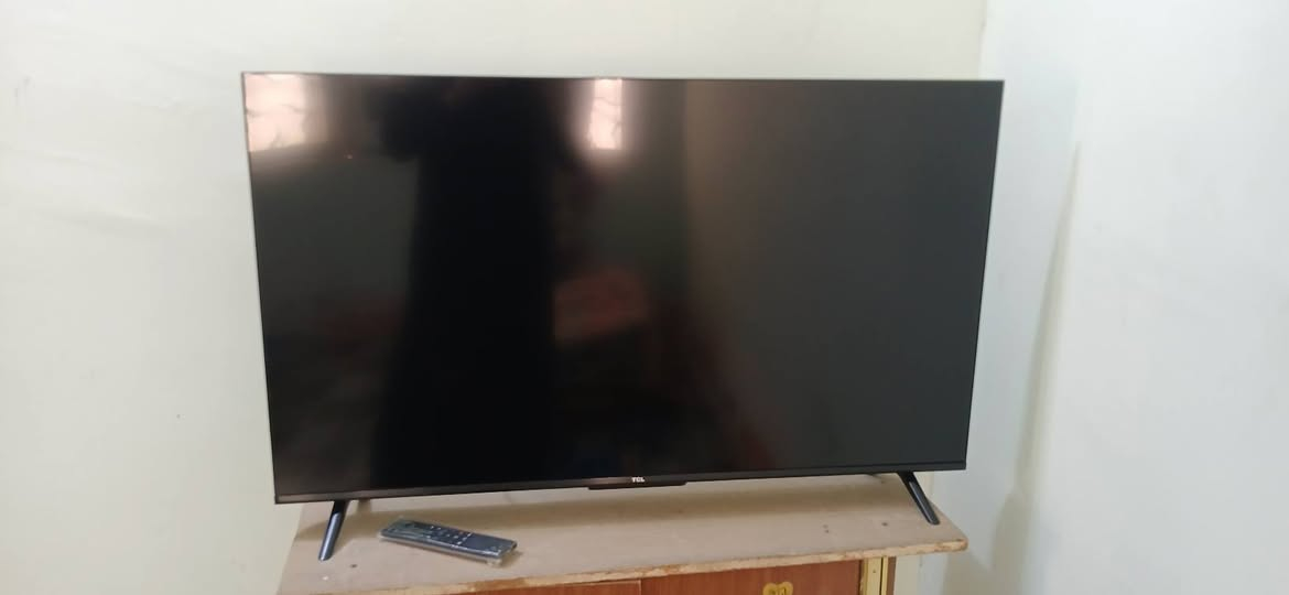 السلام عليكم شاشة TCL حجم 43  4K استعمال قليل جدا شاشة جديدة بمعنى الكلمة تجي و تشوف بعينك سعره 250 قفل من الاخير المو شراي لا يعامل و تعب نفسه جماعة ال 180 و ال 200 طبكو على صفحة *********** رقمي للمخابرة

