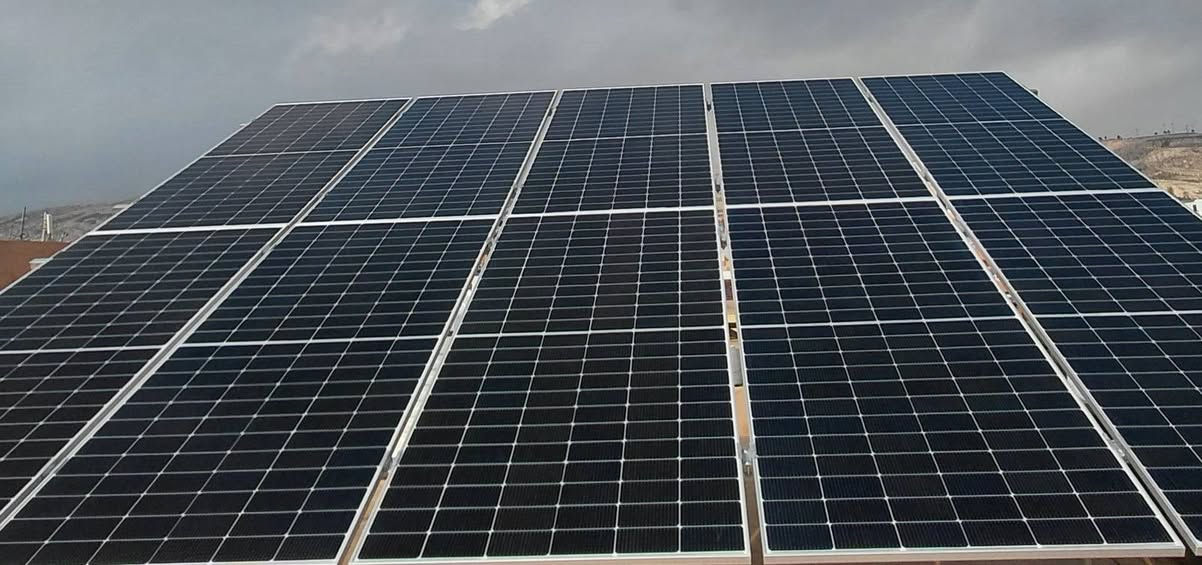 🔆 إنجاز نوعي جديد يُضاف إلى سجل النجاحات
📍 من موقع العمل – اربيل 
🗓️ الاحد  21/ 2 / 2026
في خطوة جديدة تعكس الريادة والاحتراف في مجال الطاقة المتجددة، يعلن مكتب روژ للطاقة الشمسية عن إكمال مشروع استراتيجي مميز تمثّل بـ تحويل منزل دلير اسماعيل  في اربيل  إلى منظومة طاقة شمسية متكاملة تعمل بكفاءة عالية واستقرار تام.
⚡ تم تنفيذ المشروع بسعة 20 أمبير نهاري و15 أمبير ليلي، لتوفير طاقة كهربائية مستقرة وآمنة على مدار الساعة، مع تقليل الاعتماد على الشبكة الوطنية والمولدات، وفق أعلى معايير الجودة والكفاءة والاستدامة البيئية.
🌞 يأتي هذا المشروع ضمن رؤية مكتب روژ الهادفة إلى نشر ثقافة الطاقة النظيفة، ودعم التحول الحقيقي نحو الطاقة المتجددة في إقليم كردستان والعراق عموماً.
🔧 مواصفات المنظومة المنفذة:
▪️ ألواح لونجي بقدرة 600 واط
▪️ عدد الألواح 10 لوحاً
▪️ ضمان الألواح: 12 سنة
▪️ إنفرتر  Deye بقدرة 8 كيلوواط – ضمان 5 سنوات
▪️ بطارية ليثيوم  بسعة 15  كيلوواط– ضمان 10 سنة
✨ مشروع جديد يرسّخ الثقة… ويؤكد أن روژ ليست مجرد شركة، بل شريك حقيقي في الاستقرار الطاقي.
🔥 هل تفكر بتحويل منزلك أو مشروعك إلى طاقة مستقرة وموفّرة؟
مكتب روژ للطاقة الشمسية يقدّم لك حلولاً ذكية مصممة حسب احتياجك وبأحدث التقنيات العالمية.
📞 للتواصل والاستفسار:
👷‍♂️ مهندس قيدار
*********** – ***********
👤 سلام سلو
*********** – ***********
#طاقة_شمسية #مكتب_روژ_للطاقة_الشمسية #HighVoltage
#الاستدامة #طاقة_متجددة #روژ_تبدع
#أربيل #بعشيقة #هولير #العراق
