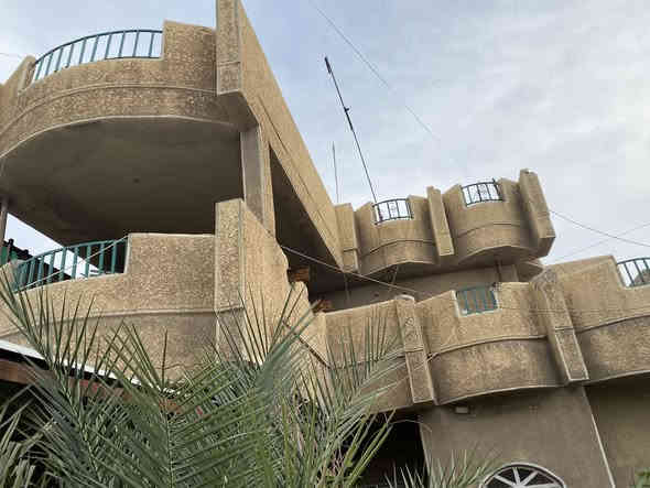 السلام عليكم دار سكني للبيع مساحة حوالي 300 متر مربع يحتوي علي خمسة غرف نوم و صالة واحدة مع استقبال و حمام عدد4 كراج يسع اكثر من سيارة مع صحيات عدد 4
تفاصيل اكثر عن الدار يقع في منطقة الرئاسة خلف شارع البرتقاله مدخل أسواق البرتقاله  وبتفاصيل اكثر الاتصال على الرقم ***********
0779796585
