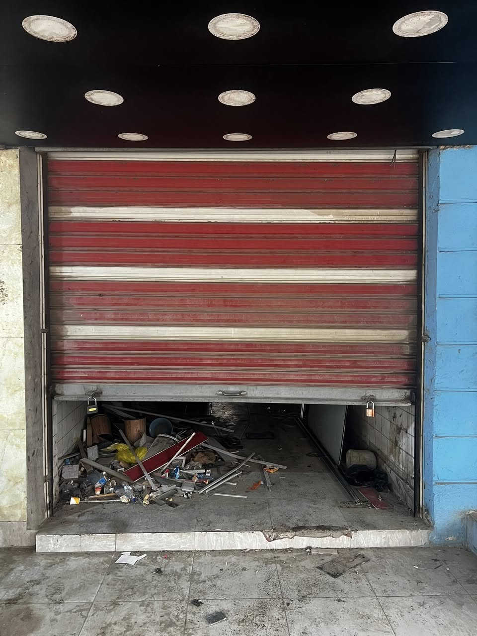 كبنك  محلات + جام خانه للبيع مستعجل قيم بل يرضى بي الله وخذ
كبنك قياس 2.40 عرض عدد 3 

جام خانه قياس اولى 2.40*2.40
 الثانيه 2.60عرض * 2.40 

***********
