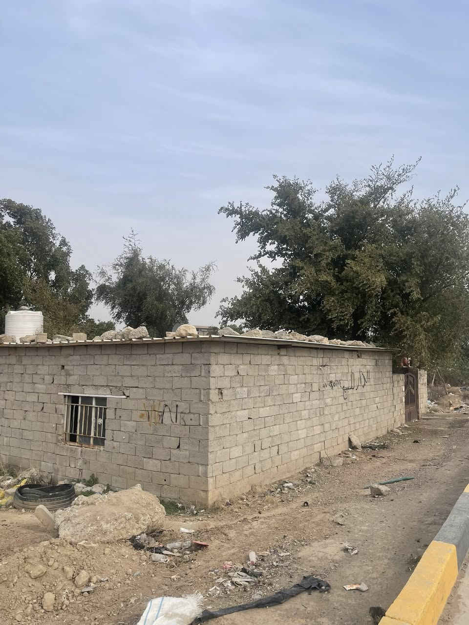 بيت تجاوز للبيع كامل خدمات ماء وكهرباء ومولد وتبليط على شارع العام السندباد مقابل معمل الاسمنت جهة معسكر الرشيد بسعر مناسب جدا سقف سندويج بنل مساحه 300 متر مساحة البناء 110 متر للتواصل ***********
