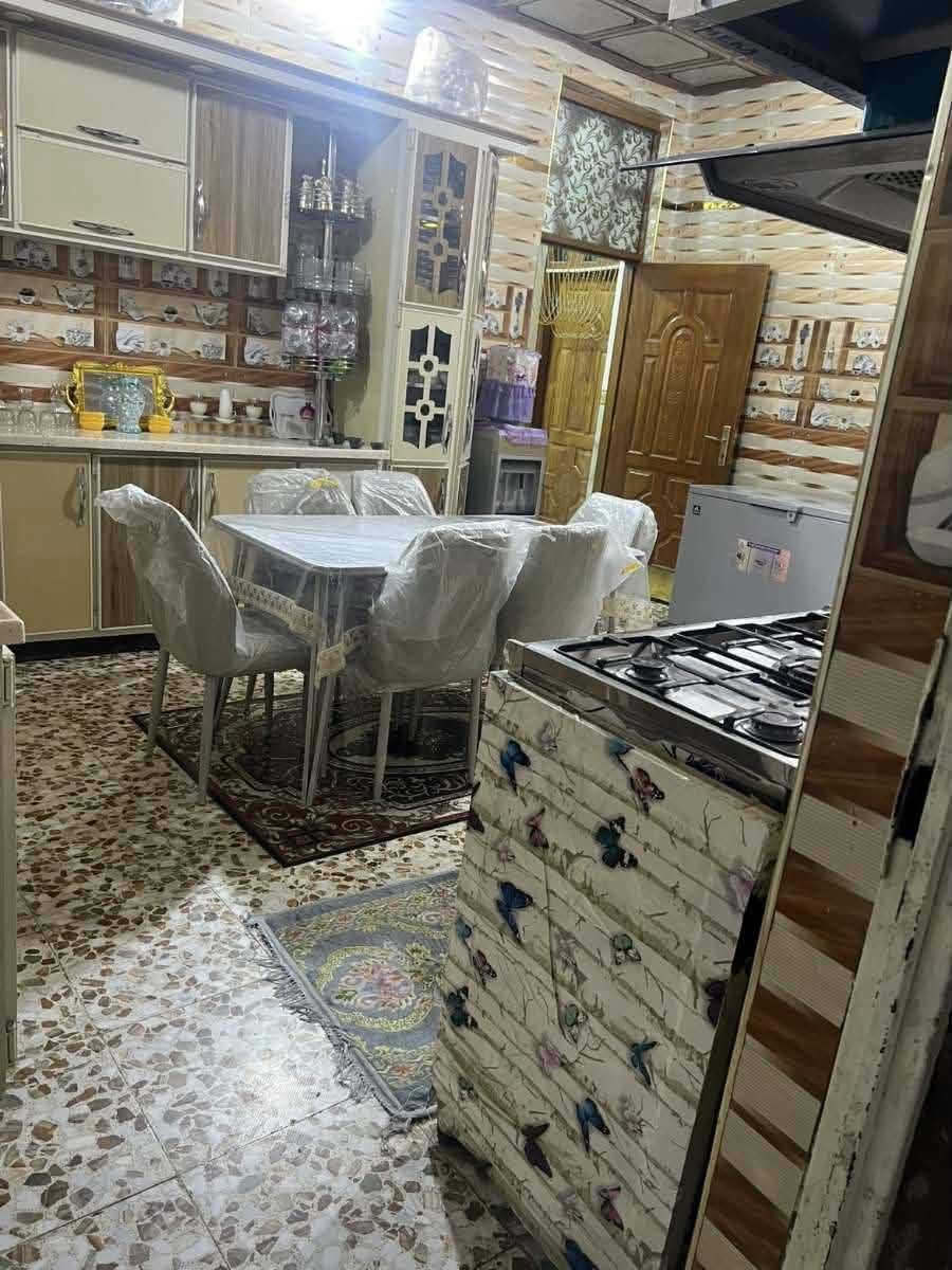 السلام عليكم دار للبيع مساحه 300 يحتوي على استقبال وهوال ومطبخ وغرفتين ومجمع صحي المكان حله شارع 30 السعر 140 وبي مجال رقم الهاتف ***********
