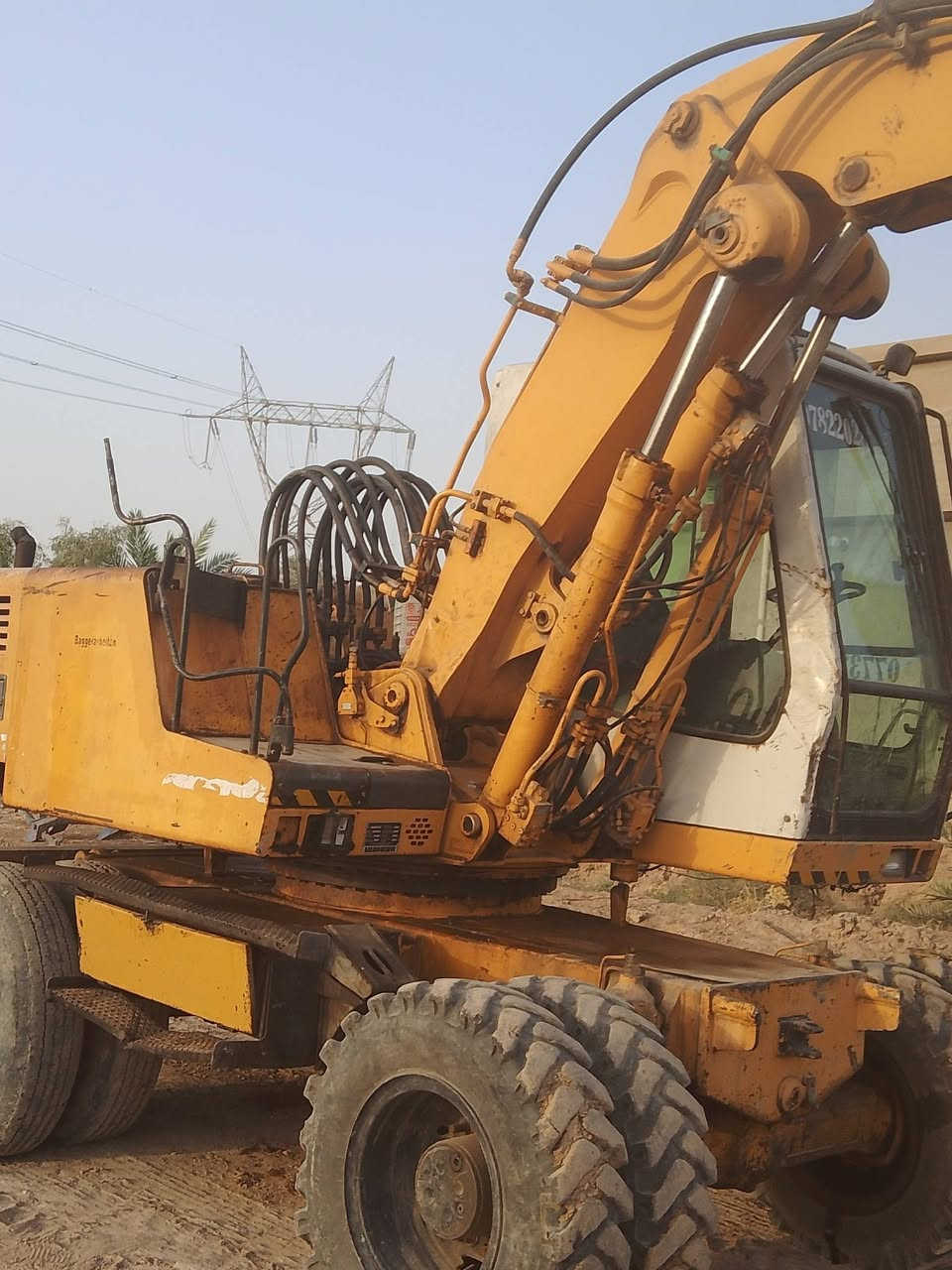 حفارة لبهير موديل 1997 حجم 900محرك اربع عادي رقم اربيل محرك مضخة وضع جيد الاستفسار على الرقم ***********
