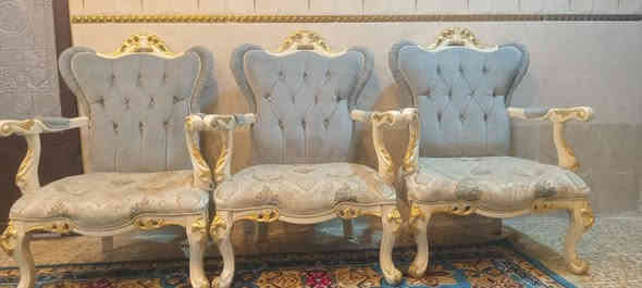 السلام عليكم طخم رئاسي للبيع لون ازرق فاتح نضيف 2مقاعد كبار ، 4 مقاعد صغار يكفي أكثر من 10نفرات  ، سعر 450 الف  وبيه مجال للشراي ، عنوان موصل جانب الايسر للإستفسار أكثر تعال خاص .اوعلى الرقم ***********
