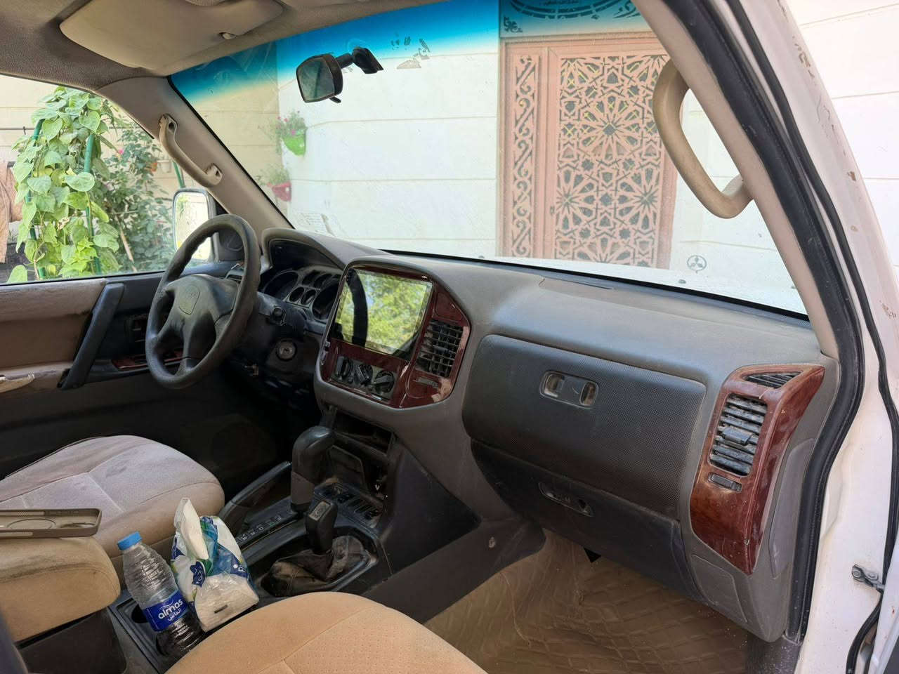 السلام عليكم للبيع سيارة نوع باجيرو موديل ٢٠٠٤ مكينه بلادي وكير اوتوماتيك عل الشرط حداديه كهربائيات جاهزه تبريد عوزه غاز دواخل نضيفه ما بيهن نقص مكفوله من الضربه والصبغ السياره كلش نضيفه تجي وتشوفه رقم كربلاء مشروع وطني سنويه لغاية ٢٠٢٧ تحويل بأي وقت السعر ٦٥ ورقه وبيها مجال قليل موبايل *********** مكاني ديوانيه
