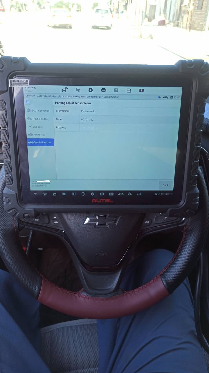 🔧🚗 استبدال وبرمجة احترافية لحساسات الركن الأمامية – Chevrolet 🚗🔧
في ورشة مهدي لصيانة السيارات الحديثة
نحن لا نُجرب…
ولا نستبدل القطع إلا بعد تشخيص علمي مؤكد
ثم برمجة ومعايرة حسب مواصفات المصنع.
🔍 المرحلة الأولى: التشخيص الإلكتروني الدقيق
تم فحص السيارة باستخدام جهاز Thinkcar – ThinkTool
والدخول إلى وحدة التحكم الخاصة بنظام الركن:
Parking Assist Control Module (PACM)
وتم تسجيل كود العطل التالي:
DTC: B0955-08
Parking Assist Front Sensor Left Middle Circuit – Performance – Signal Invalid
🧠 ماذا يعني هذا الكود علميًا؟
خلل في أداء الحساس الأمامي الأيسر (الوسطي)
الإشارة الخارجة من الحساس غير متوافقة مع القيم المرجعية
غالبًا يدل على:
تلف داخلي في الحساس
أو انحراف في خرج الإشارة لا يمكن تصحيحه بالبرمجة فقط
📌 بعد التأكد من:
سلامة الأسلاك
سلامة التغذية الأرضية والجهد
عدم وجود خلل في شبكة CAN
✅ تم تأكيد تلف الحساس نفسه.
🧩 المرحلة الثانية: استبدال القطعة التالفة
✔️ تم استبدال الحساس الأمامي الأيسر الوسطي
✔️ بقطعة جديدة مطابقة لمواصفات المصنع
✔️ مع تثبيت صحيح بزاوية الصدام الأصلية
❗ ملاحظة مهمة:
تركيب الحساس بدون برمجة = عطل مستمر
لأن وحدة PACM لا تتعرف على الحساس الجديد تلقائيًا
💻 المرحلة الثالثة: البرمجة والتعريف الاحترافي
تم استخدام جهاز Autel MaxiSys MS909S2
وهو جهاز متخصص في برمجة وحدات GM المتقدمة
✔️ ما تم تنفيذه:
برمجة وحدة PACM
تعريف الحساس الجديد داخل النظام
تنفيذ:
Front Parking Assist Sensor Relearn
Calibration حسب ارتفاع الصدام وزاوية التركيب
مزامنة الإشارات مع:
BCM
IC
نظام ADAS
✅ النتيجة النهائية:
✔️ حذف كود العطل B0955-08 نهائيًا
✔️ اختفاء إنذار الركن من لوحة العدادات
✔️ قراءة دقيقة للمسافات
✔️ استجابة فورية للحساس الجديد
✔️ النظام يعمل كما خرج من المصنع
🧠 خلاصة تعليمية للمتابعين:
🔴 استبدال الحساس بدون برمجة = فشل
🔴 برمجة بدون تشخيص = خسارة مال
✔️ النجاح الحقيقي =
تشخيص → استبدال صحيح → برمجة → معايرة
📍 العنوان:
الناصرية – حي الشهداء – مجاور جامع المحسن
📞 رقم الهاتف:
***********
🛠️ ورشة مهدي لصيانة السيارات الحديثة
كهربائي سيارات | فحص كمبيوتر | برمجة وحدات | ADAS | Chevrolet
💙 إذا أعجبك الشرح: 👍 لايك
💬 تعليق
📤 مشاركة ليستفيد الجميع
تابعنا لتشوف الفرق بين الصيانة العشوائية والصيانة العلمية
