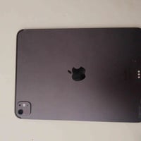 iPad Pro M4  نضافةً 100% بطاريه  90 الحجم 11 انج خاص للعاب  اريد مراوس...