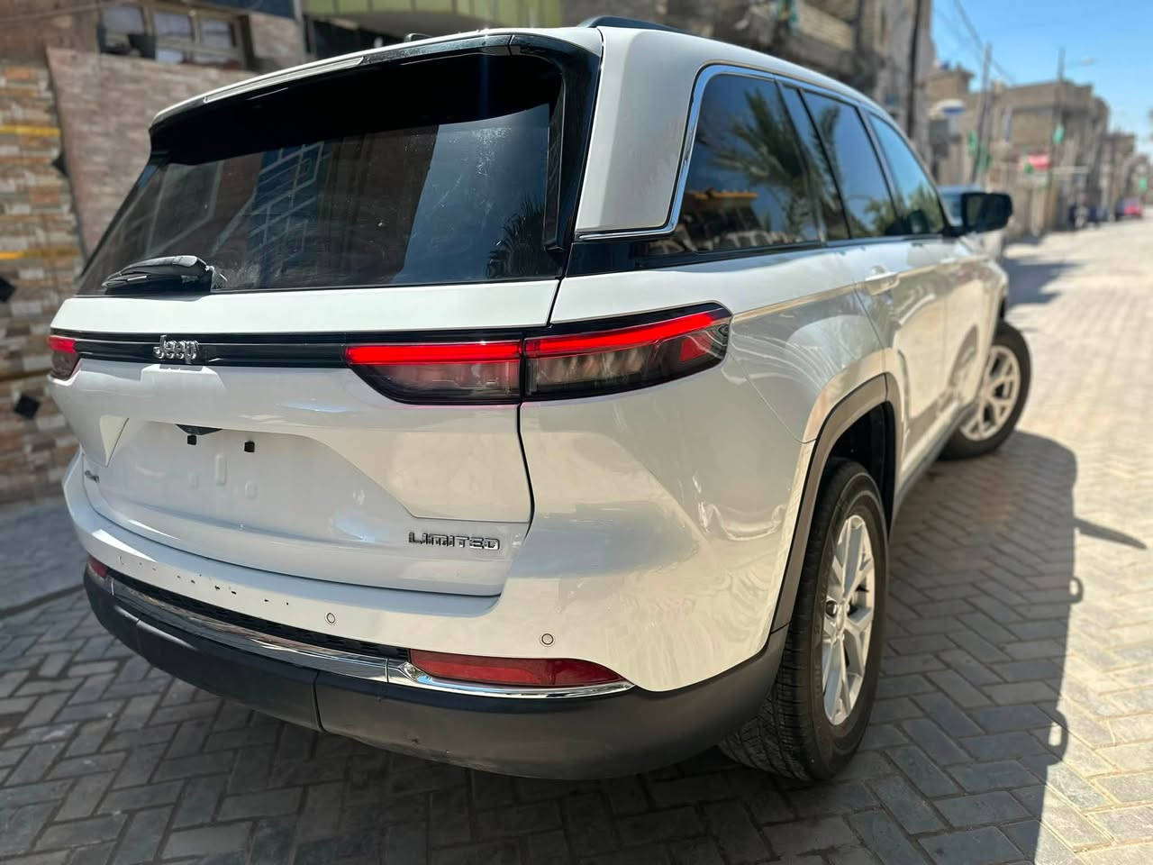 � للبيع Jeep Grand Cherokee 2023 ليمتد (LIMITED)

* 🔹 الموديل: 2023
* 🔹 اللون: أبيض
* 🔹 الحالة: حادث غرق (مصلّحة بالكامل)
* 🔹 التشغيل: شغالة بحالة جديدة
* 🔹 الدفع: 4×4
* 🔹 المحرك: 6 سلندر 3.6 لتر (حوالي 293 حصان)  
* 🔹 قير: أوتوماتيك 8 سرعات  
* 🔹 شاشة + نظام ملاحة + Apple CarPlay
* 🔹 كاميرات + حساسات أمامي وخلفي
* 🔹 فتحة سقف بانوراما
* 🔹 تبريد وتدفئة مقاعد
* 🔹 تحكم سكان + مثبت سرعة
* 🔹 نظام أمان (نقطة عمياء + مسار + تنبيه)  

📍 الموقع: بغداد
للستفسار… ***********
