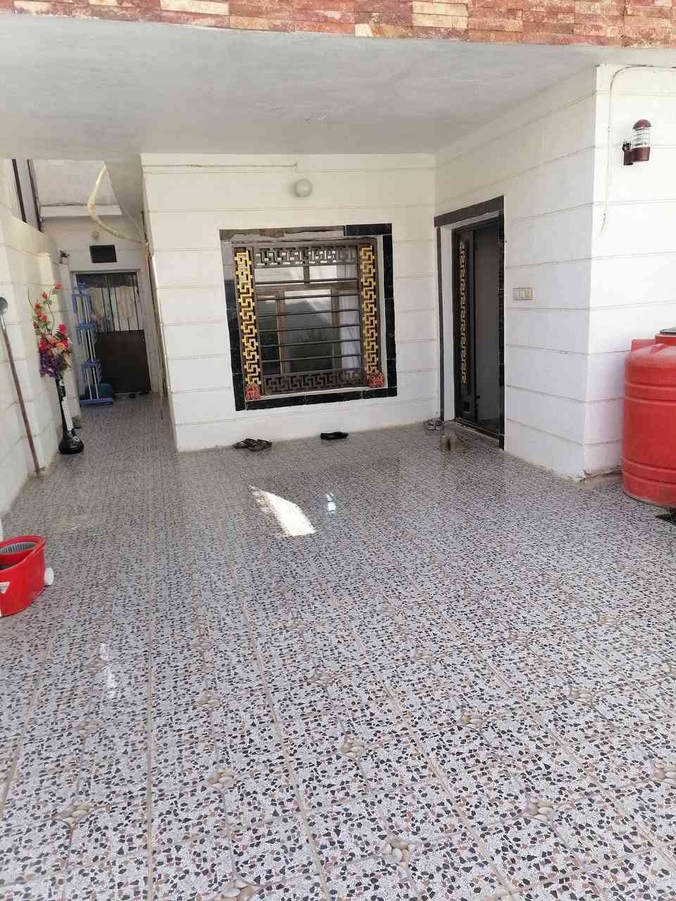 بيت للبيع ٢٠٠م بالحر طابو صرف بناء مرتب ونظيف طابقين ٣ غرف نوم مع استقبال وهول ومطبخ وحمامات داخليه وخارجية وكراج وحديقه للاستفسار الاتصال ***********
