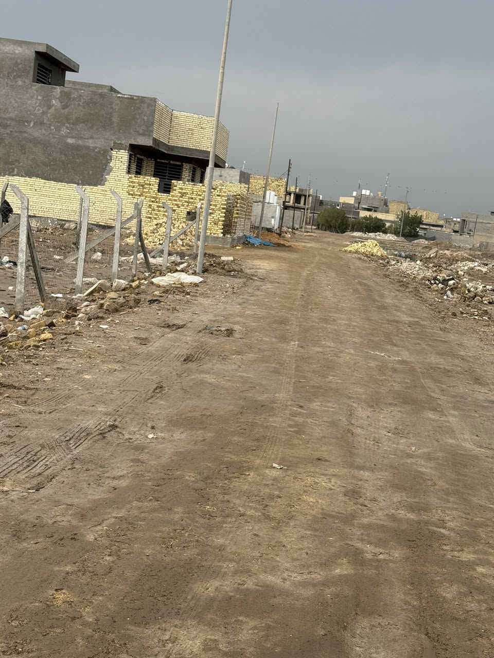 قطعة ارض للبيع مساحه ٢٠٠متر طابو زراعي سند٢٥واجه ١٠متر نزال ٢٠ متر داخل حي سكني خدمات كامله ماء اساله كهرباء ظفيره انتر نيت ضوي عنوان حله ورديه سيف سعد شارع ٣٠ مقابل طابو صرف الاتصال على الرقم 
***********
