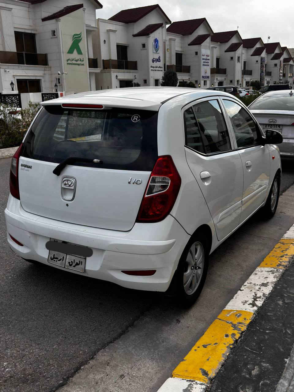 مۆدیل 2012 و گێر عادیە و زۆر خاوێنە
تەنها  دەرگای سایقی سبوغە  و پێشیشی کەمێک لێدانی هەیە بێ ژۆرێ
چوار تایەی نوێی لەسەرە 
*********** أربيل, العراق
