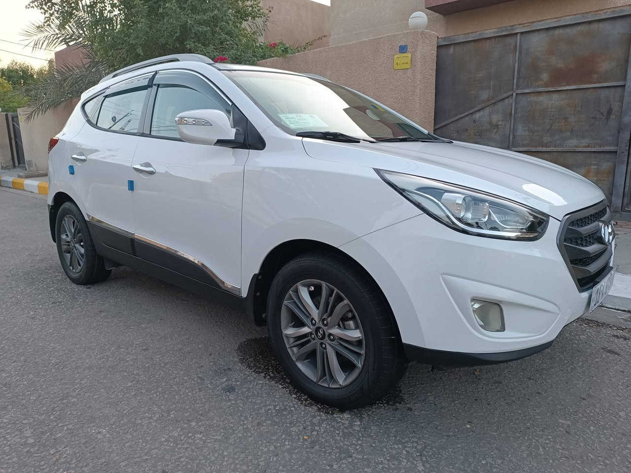 السلام عليكم 
هونداي توكسان للبيع خليجي موديل 2015 رقم بابل دولي مشروع وطني سنويه مجدده 2028 بأسمي تحويل مباشر مواصفات السياره محرك 2000 دوش المرغوب لايت لد عدسات أشاير بالمري ويل كروم تحكم أستيرن دبل أيرباك شاشه كبيره لمس سايد بريك بالرجل كامره خلفيه تبريد قطعتين داخل قرميدي +صاج دوشمه الكشنات جلد أصلي أرضيه مغلفه جلد كير محرك حداديه كهربائيات تبريد ثلج تدفئه تخم تاير بطاريه جديده سياره جاهزه أي نقص مابيه يوجد صبغ باب عكس السائق كما موضح بالسونار المرفق بالمنشور 
السعر النهائي / 159$ 
العنوان/  كربلاء المقدسة 

للأستفسار الأتصال على الأرقام 
***********
***********
غير متواجد على الفيس
