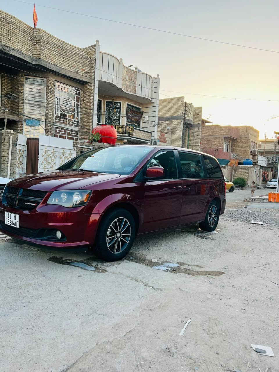 #السلام عليكم من رخصة مدير الكروب المحترم دوج كرڤان مديل 2019 وارد امريكي حادثهة جاملغ خافي وباب السلايت وشوية باب الصدر بدون دواخل وبيهة 3 قطع بأمريكا صبغ  السيارة نص فول  7 راكب 3 قطع تبريد كشن كهرباء تحكم جهتين كامرا خلفية السيارة تخم تاير جديد صدر جديد گير ومكينة خير من الله تبريد ثلج ماشية 90 السيارة احلة من الصور رقم بغداد دولي هزة جديدة سنوية جديدة لـ31  مكان السيارة بغداد حي اور
رقم الهاتف *********** السعر 
السعر:143اوبيه مجال بصيط
