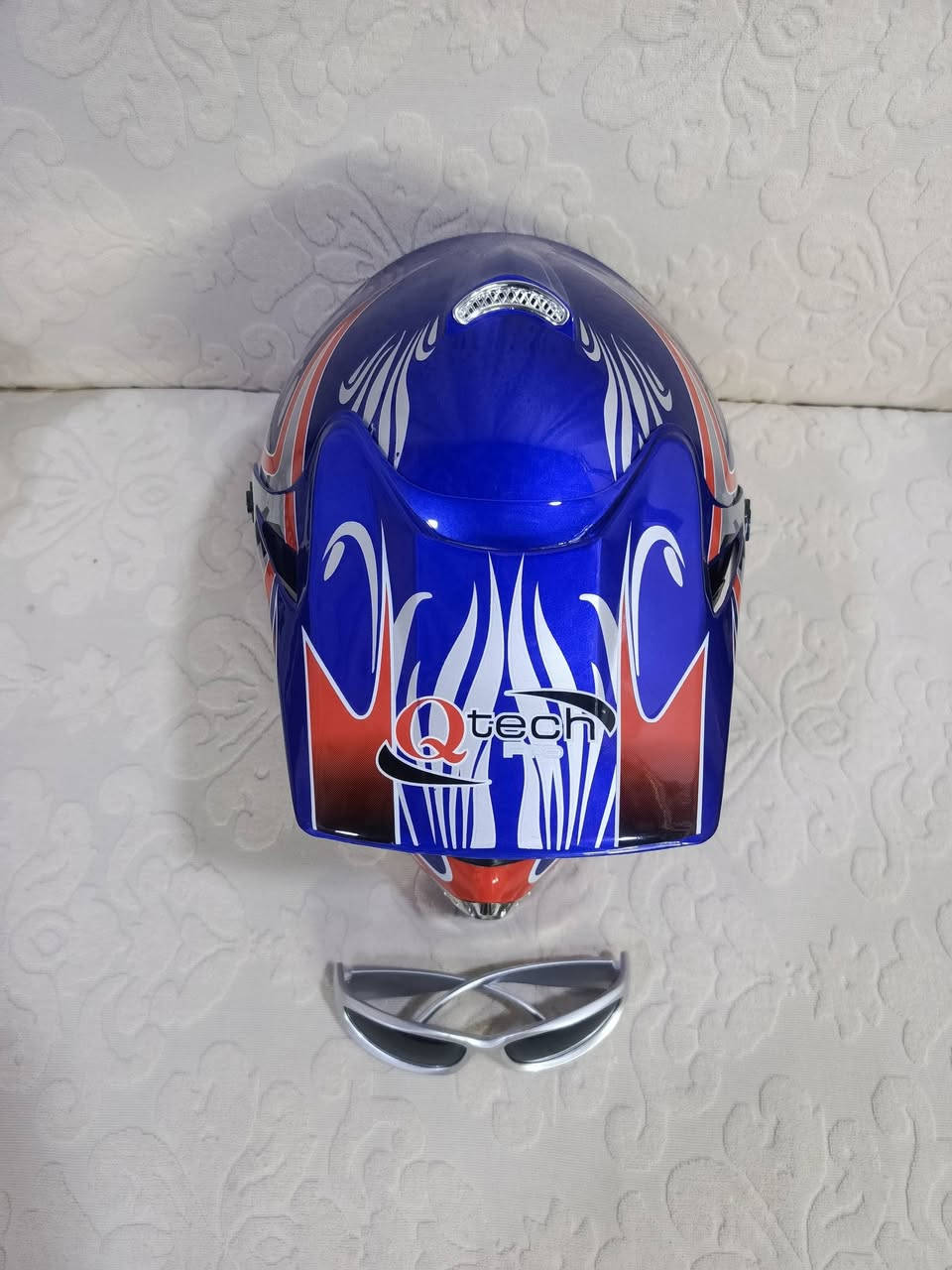 السلام عليكم
من رخصة الادمن المحترم/خوذة دراجة مع نضاره/ البيع غير مستعمله/ سعر 45 / عنوان نعمانية / ***********
