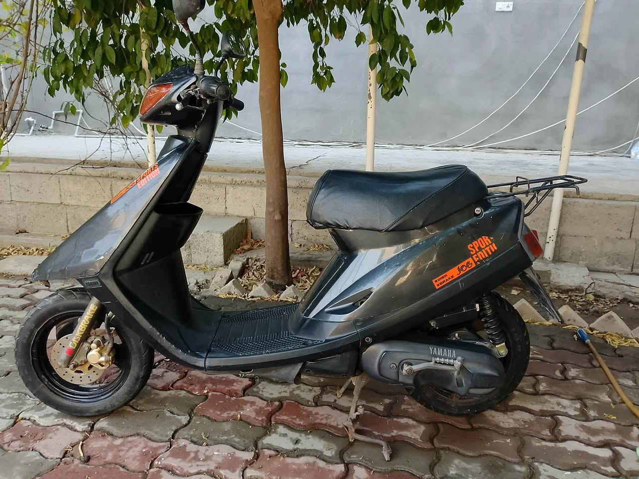 نادر!!! ياماها سبورت ،متروكه ٧سنوات كل اسبوع اشغلها كل عيب مابيها بس يرادلها بطاريه مكينه بشرط كلشي بي شغال ما عدا كيج البانزين الدراجه اخو الجديد سعره525 وبي مجال كلش قليل مكاني كركوك ساحة الحتفالات شراي خابرني وتدلل (***********)
