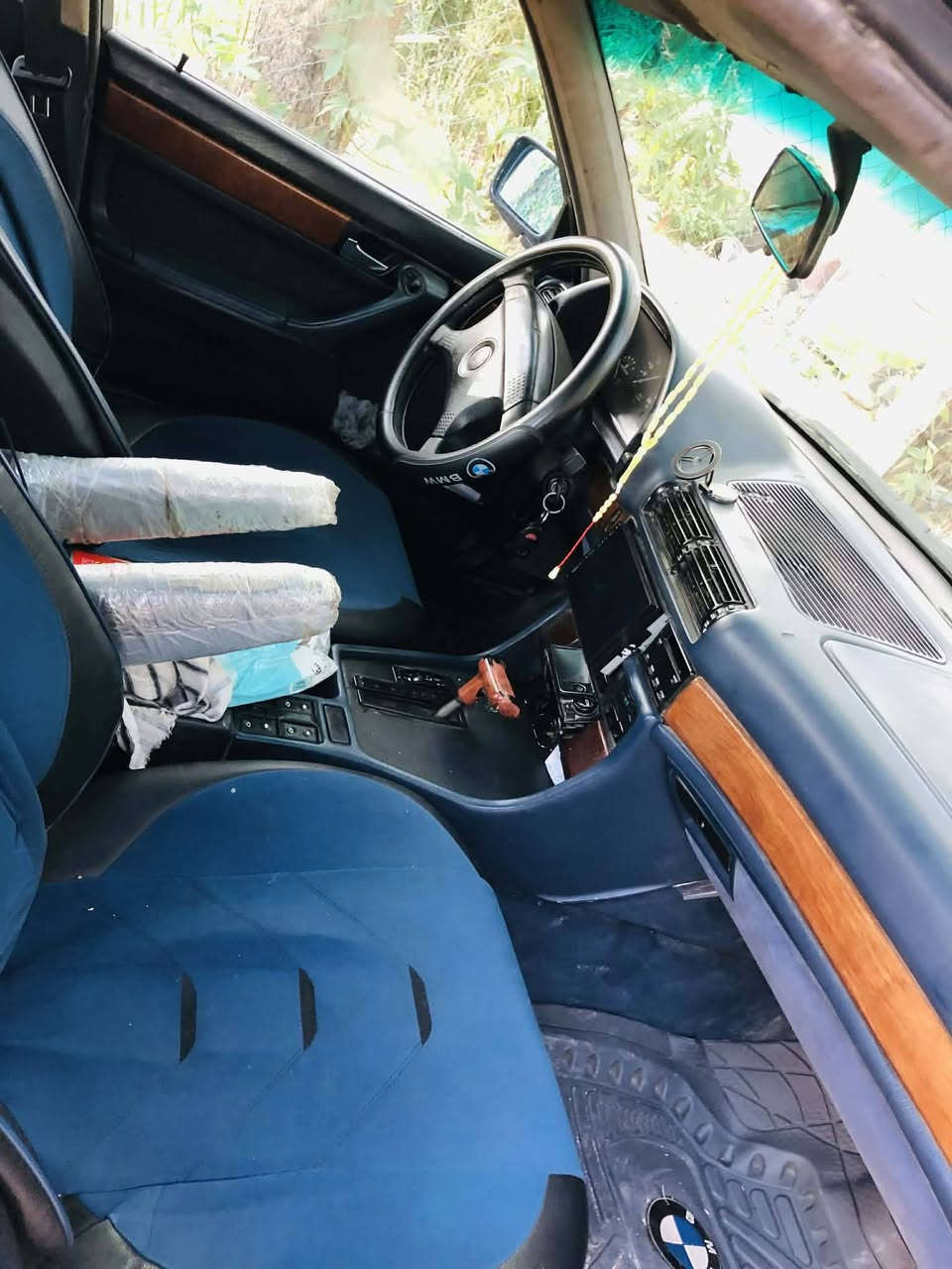 Bmw 1993/٧٣٠
دبل جكمجه
شاشه وكامرة
تخم تاير جديد 
كهربائيات كامله بدون جطل
سنويه ورقم جدد
باتري+داينمو جدد
كير مكينه شرط
نفس اليوم تحويل 
السعر 32
مكاني ديالى الغالبيه 
***********
